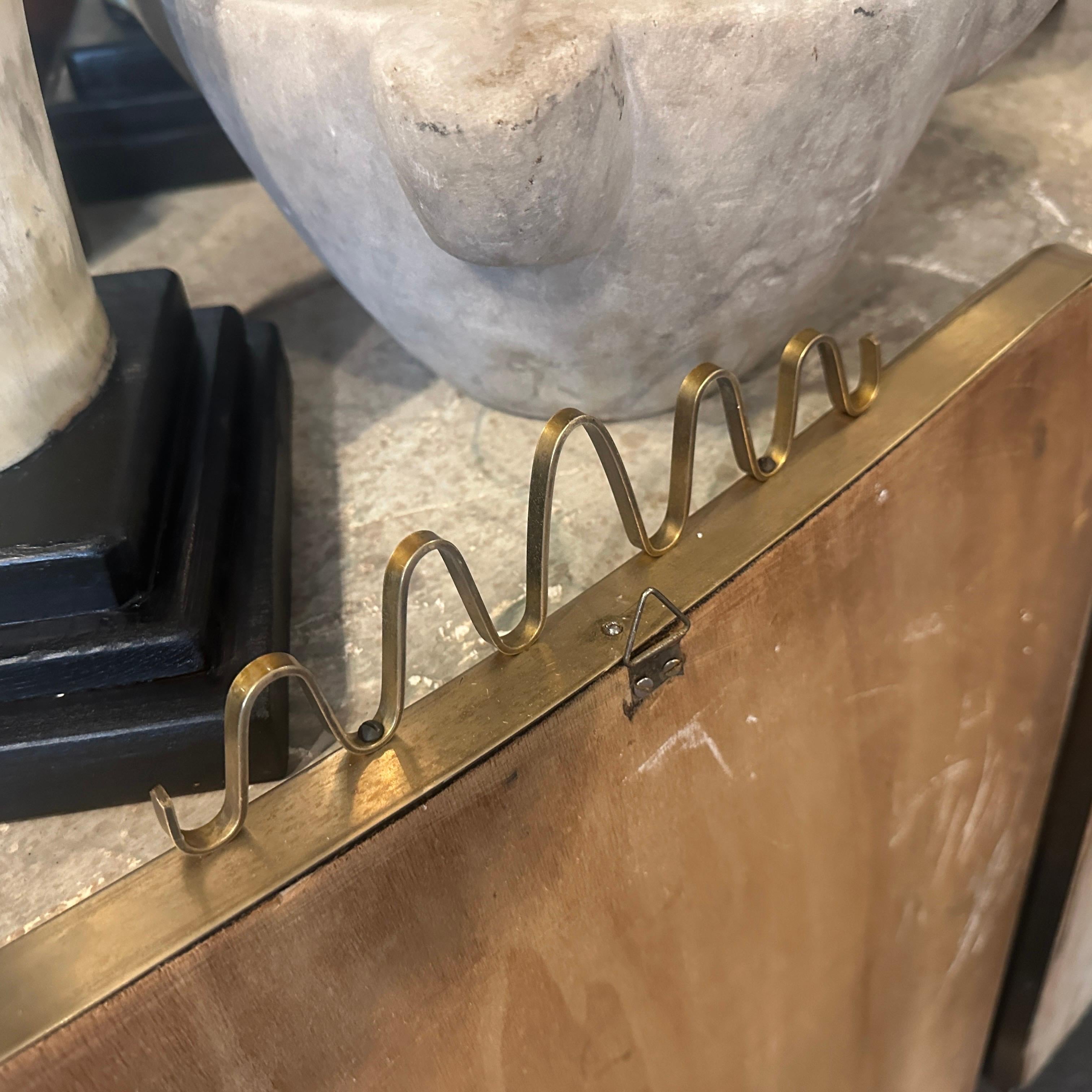 Dieses exquisite Paar moderner Messing-Wandspiegel aus der Mitte des Jahrhunderts verkörpert die raffinierte Designsprache von Gio Ponti, einem der wichtigsten Vertreter des italienischen Designs des 20. Diese Spiegel sind ein hervorragendes