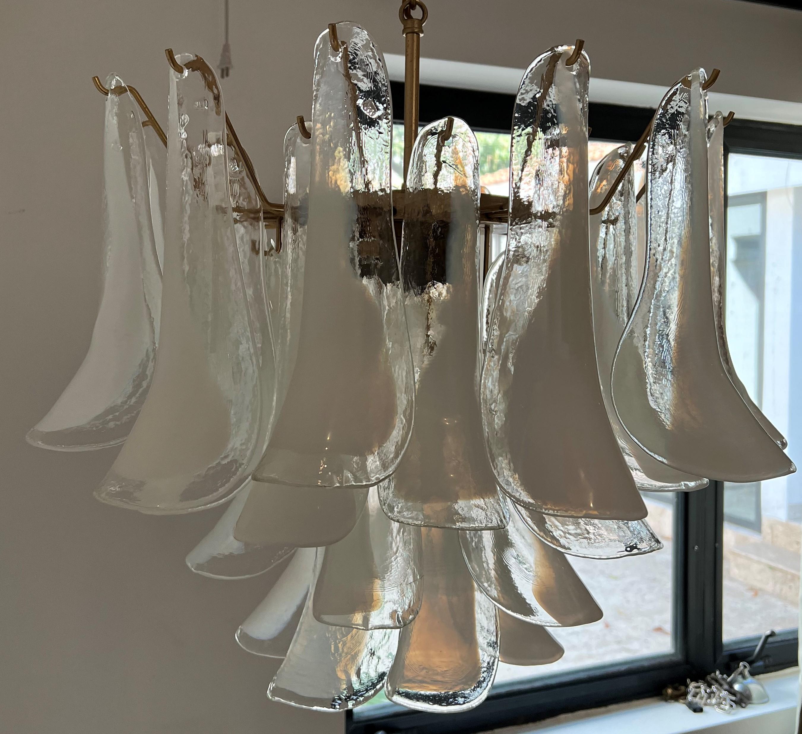 Vetro soffiato Due lampadari firmati identici della metà del secolo scorso, La Murrina in vetro di Murano in vendita