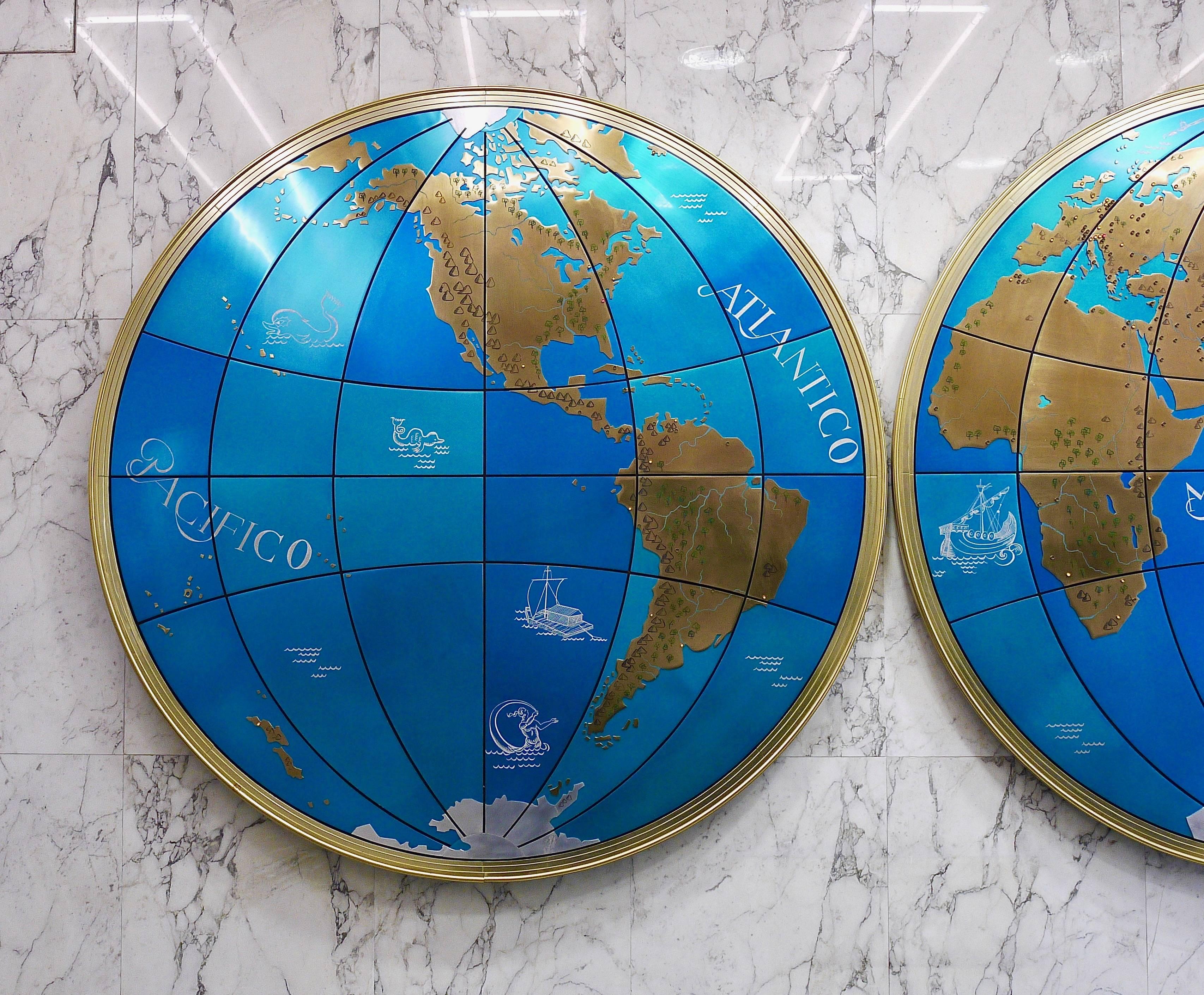 Wir sind stolz darauf, dieses herausragende Paar sehr großer, an der Wand montierter modernistischer Globen / Weltkarten mit einem unglaublichen Durchmesser von jeweils 95 Zoll anbieten zu können. Einzigartige Skulpturen, die die Kontinente der Erde