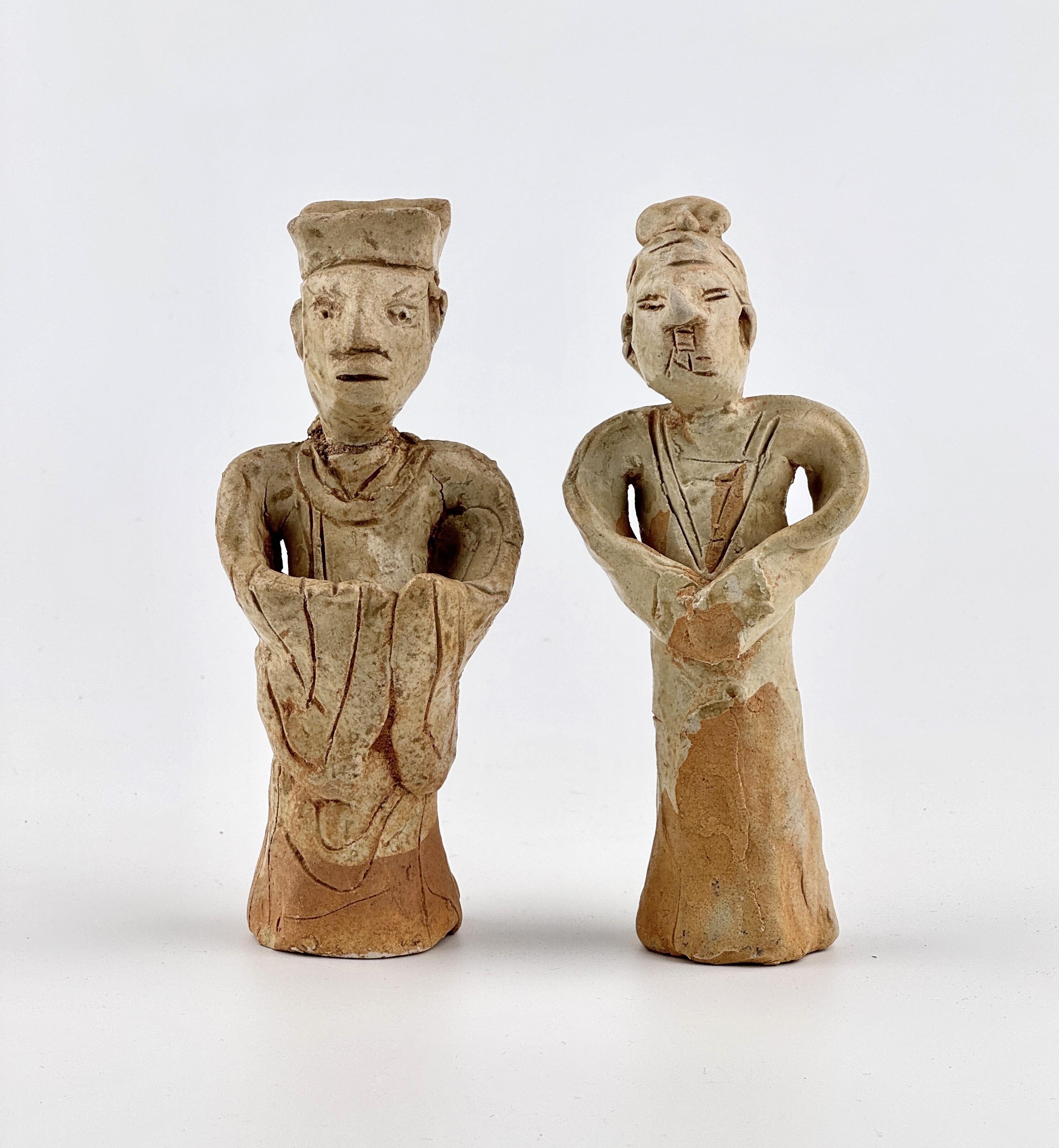 Figures from this era tend to be simpler and more utilitarian, reflecting the instability and regional diversity of the time. These pottery figures often unglazed or painted with basic pigments, depict soldiers, attendants, animals, and daily life