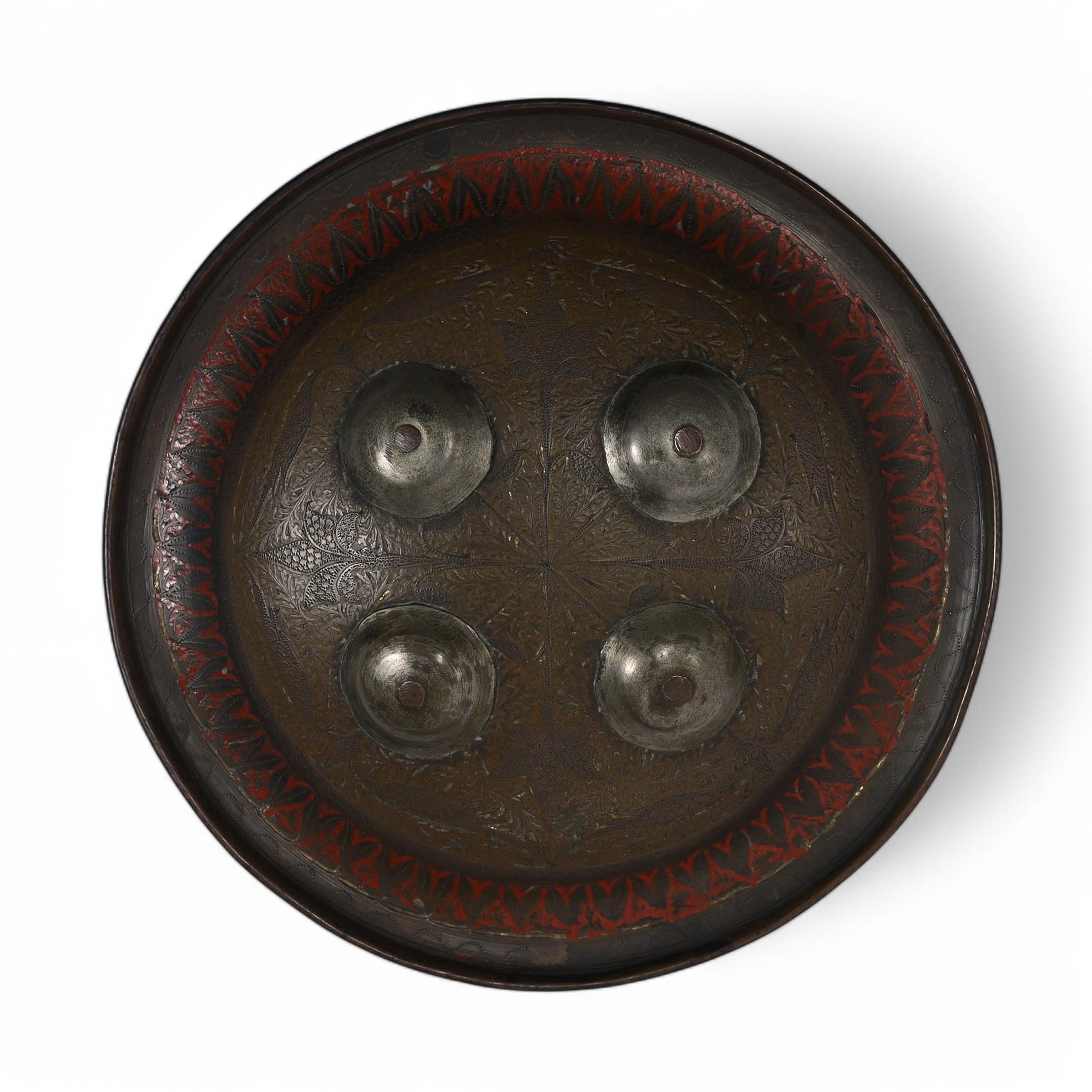 Due intriganti scudi storici indo-persiani del XIX secolo, uno realizzato a mano in bronzo con quattro protuberanze e disegni floreali incisi evidenziati con smalto e uno realizzato in acciaio decorato con protuberanze e pesci incisi su un campo