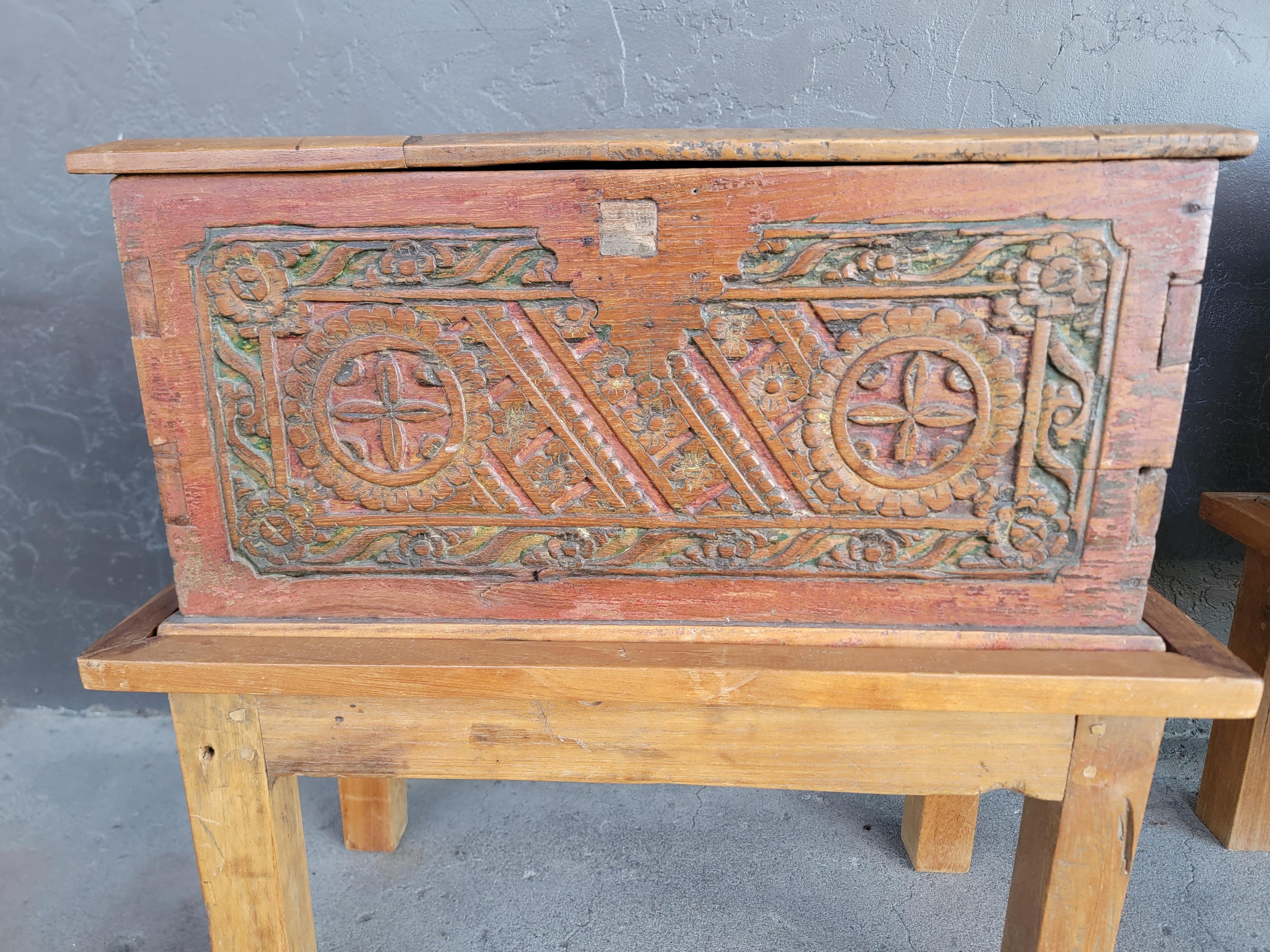 Abbiamo due scrigni in legno intagliato e dipinto a mano provenienti da Bali. Sono inclusi stand rustici contemporanei fatti a mano che si adattano alla lavorazione e allo stile delle cassapanche. L'innalzamento dell'altezza di questi pezzi consente
