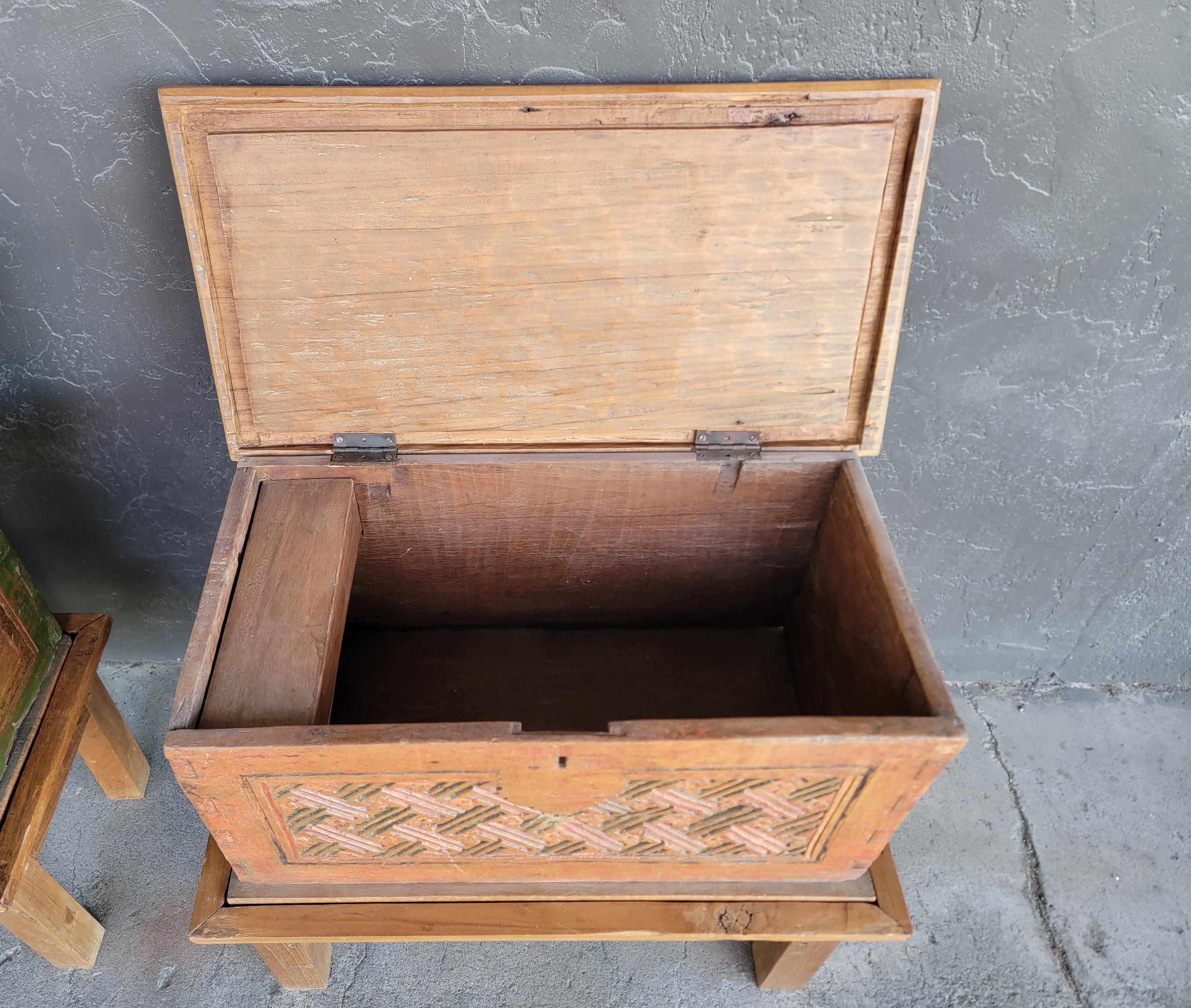 Legno Due cassettoni indonesiani su piedistallo provenienti da Bali (comodini o tavolini?) in vendita