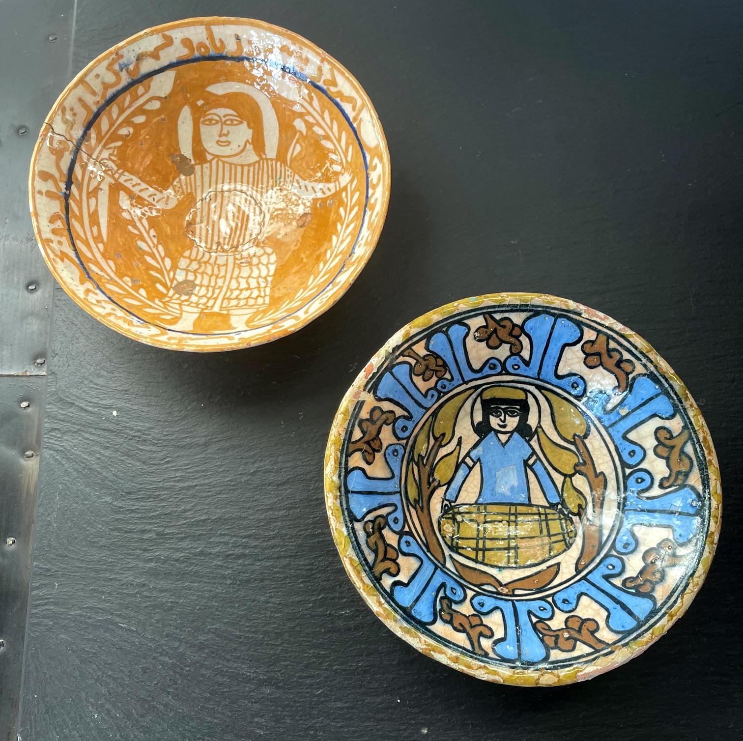 Une collection de deux petits bols en poterie avec des décorations figuratives centrales polychromes, de taille assortie et de forme conique similaire. Ces bols sont identifiés comme étant de la céramique de Nishapur vers le 10e siècle (dans l'Iran