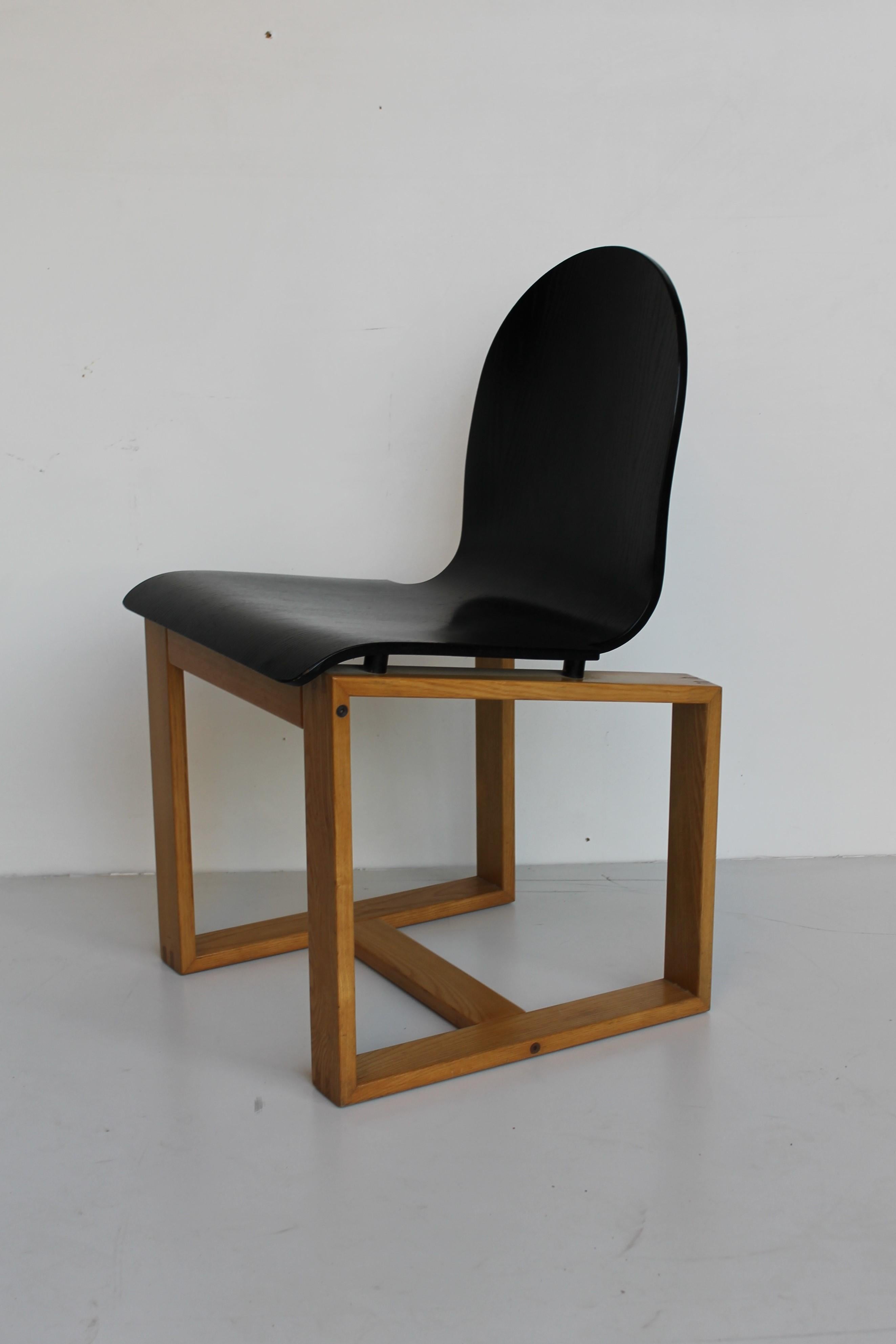 Paire de chaises italiennes, à structure cubique en absinthe naturelle et assise incurvée en absinthe noire, datées des années 1970.