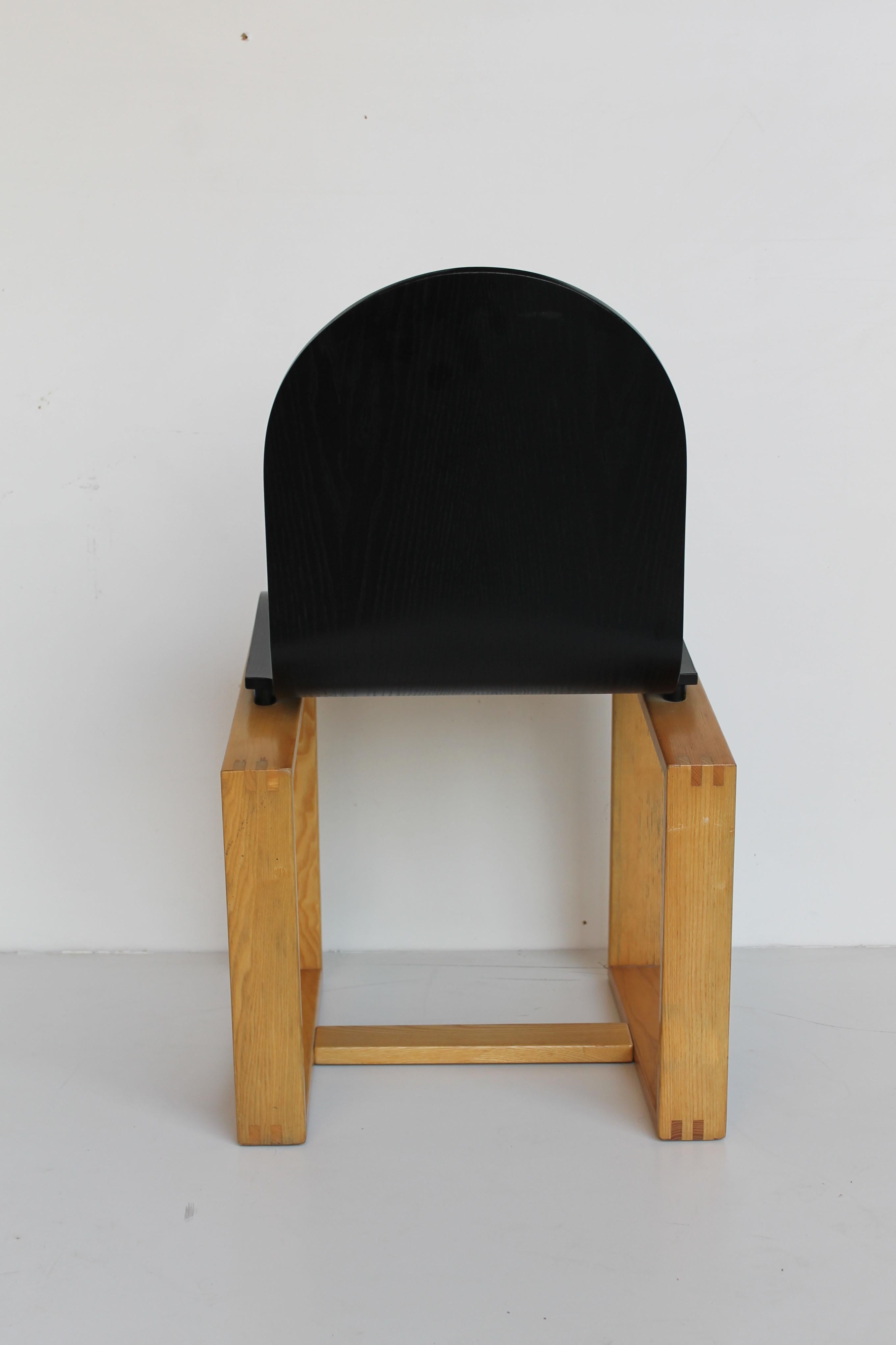Paire de chaises italiennes du milieu du siècle dernier, structure en bois cubique et assise incurvée, 1970 en vente 1