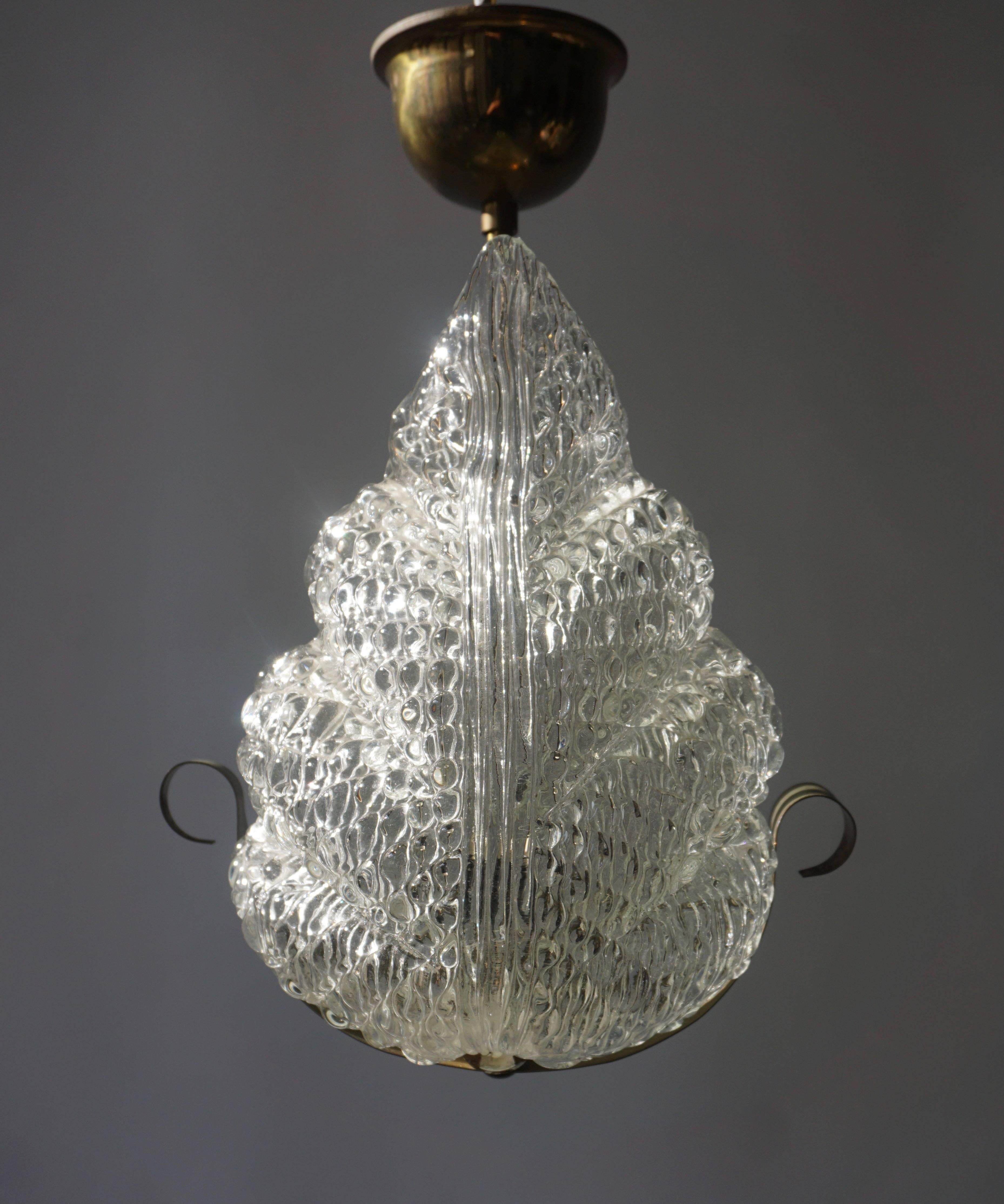 One Murano glass pendant light.
Measures: Height 28 cm.
Width 25 cm.
Two E14 bulbs.