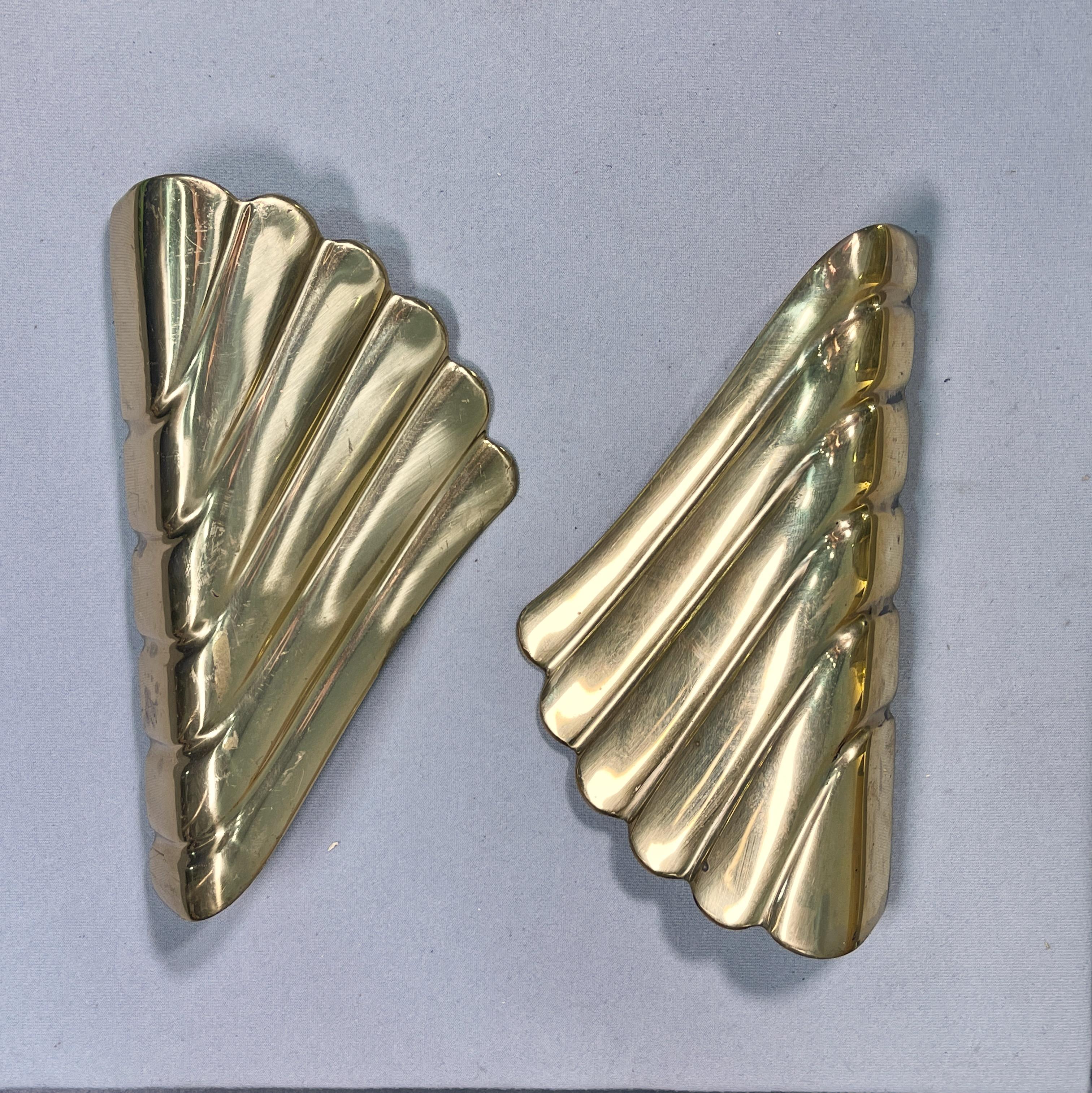 Two 1960's Italian door pulls in solid brass in the form of stylised wings or feathers. 
New Old Stock.
NOTE: Both are RIGHT hand orientation unless one is inverted; these are not a left/right pair.
