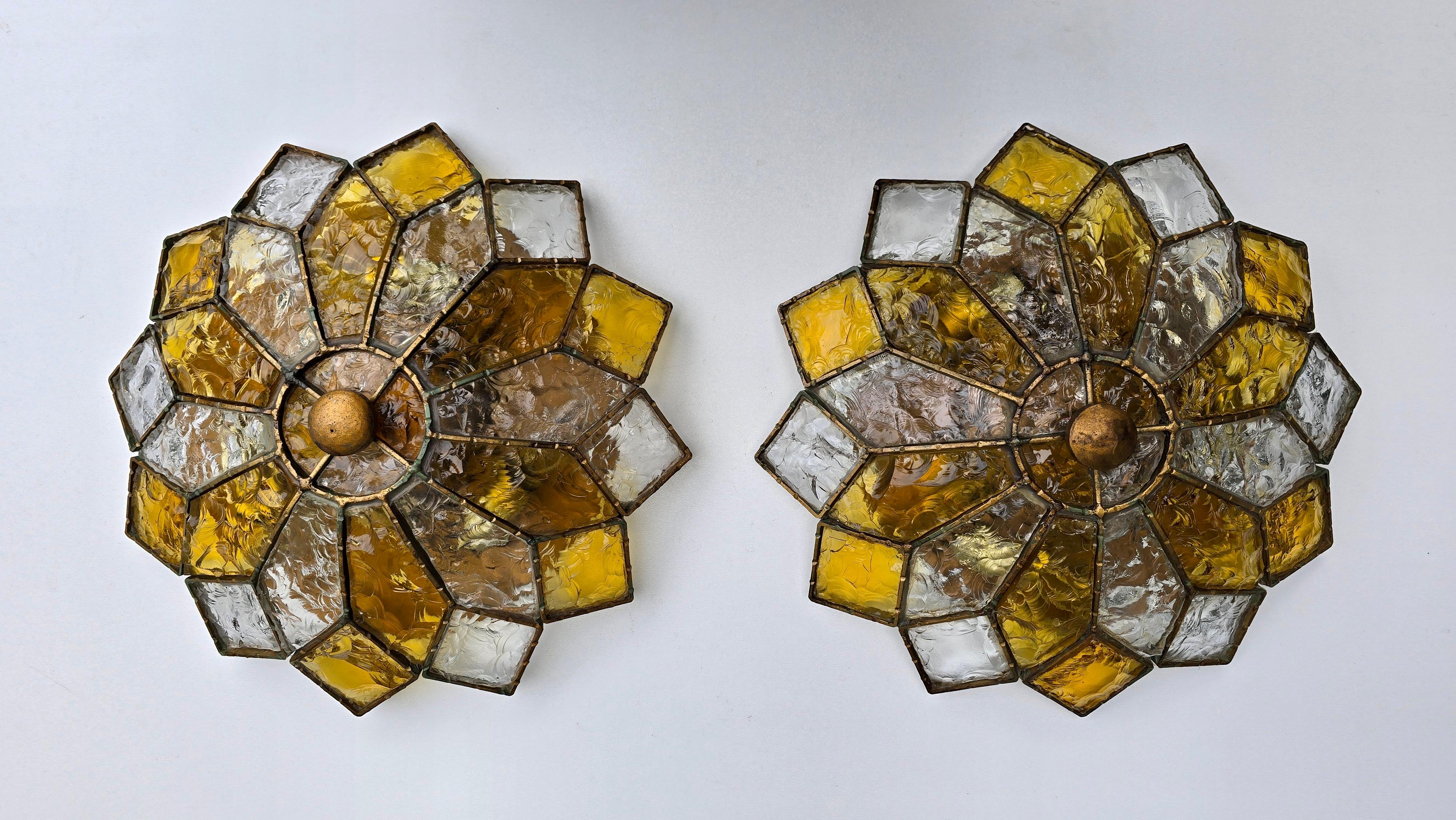 Llamativo empotrable de mediados de siglo con gruesos azulejos de cristal de colores texturizados en tonos ámbar, ahumado y claro, colocados en un pesado marco de acero acabado en latón. Glamour brutalista con un cálido efecto de luz dorada.