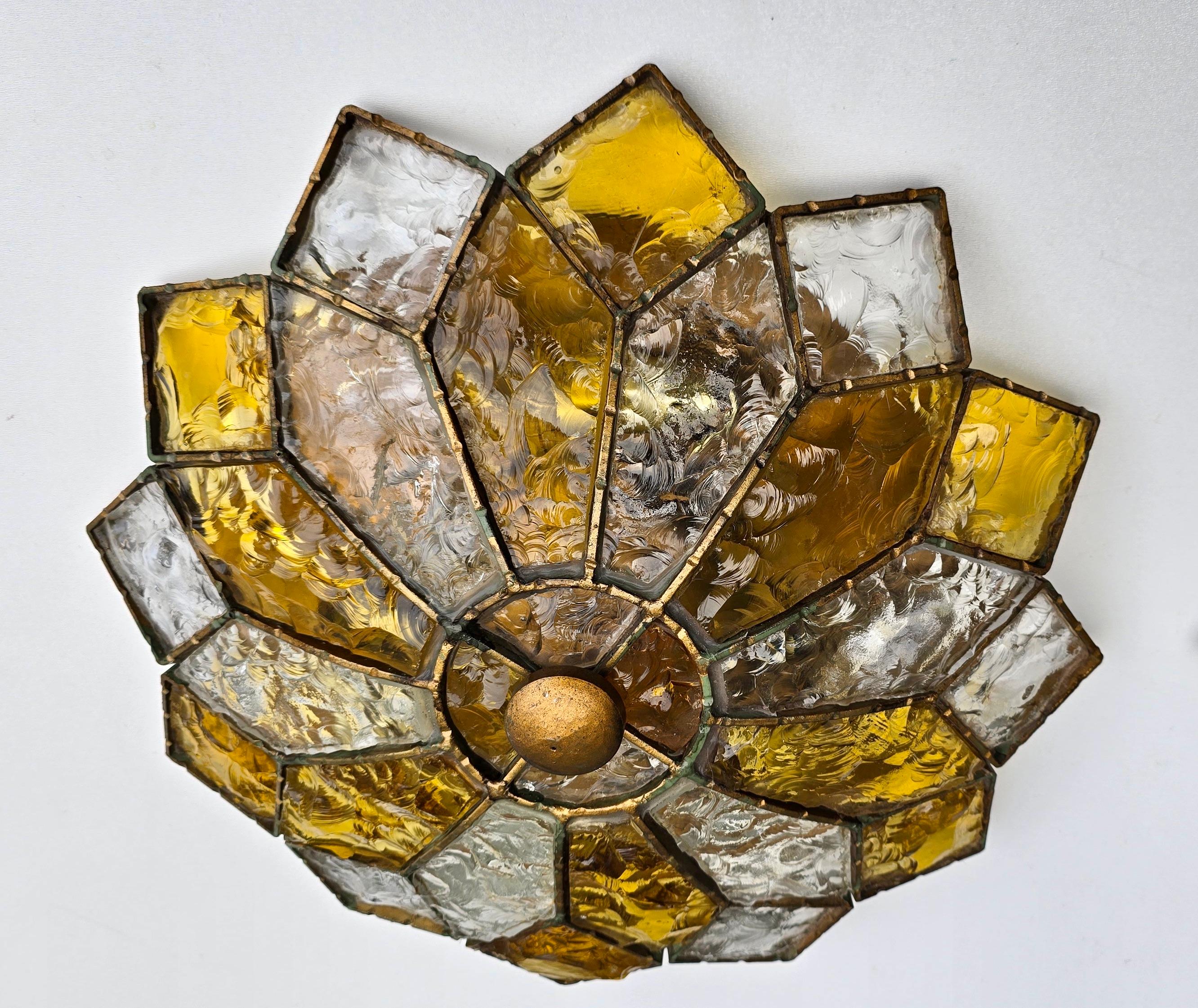 Dos Brutalista Italiano Glam Flush Mount de Cristal Texturizado en Acero Acabado Latón Regencia de Hollywood en venta