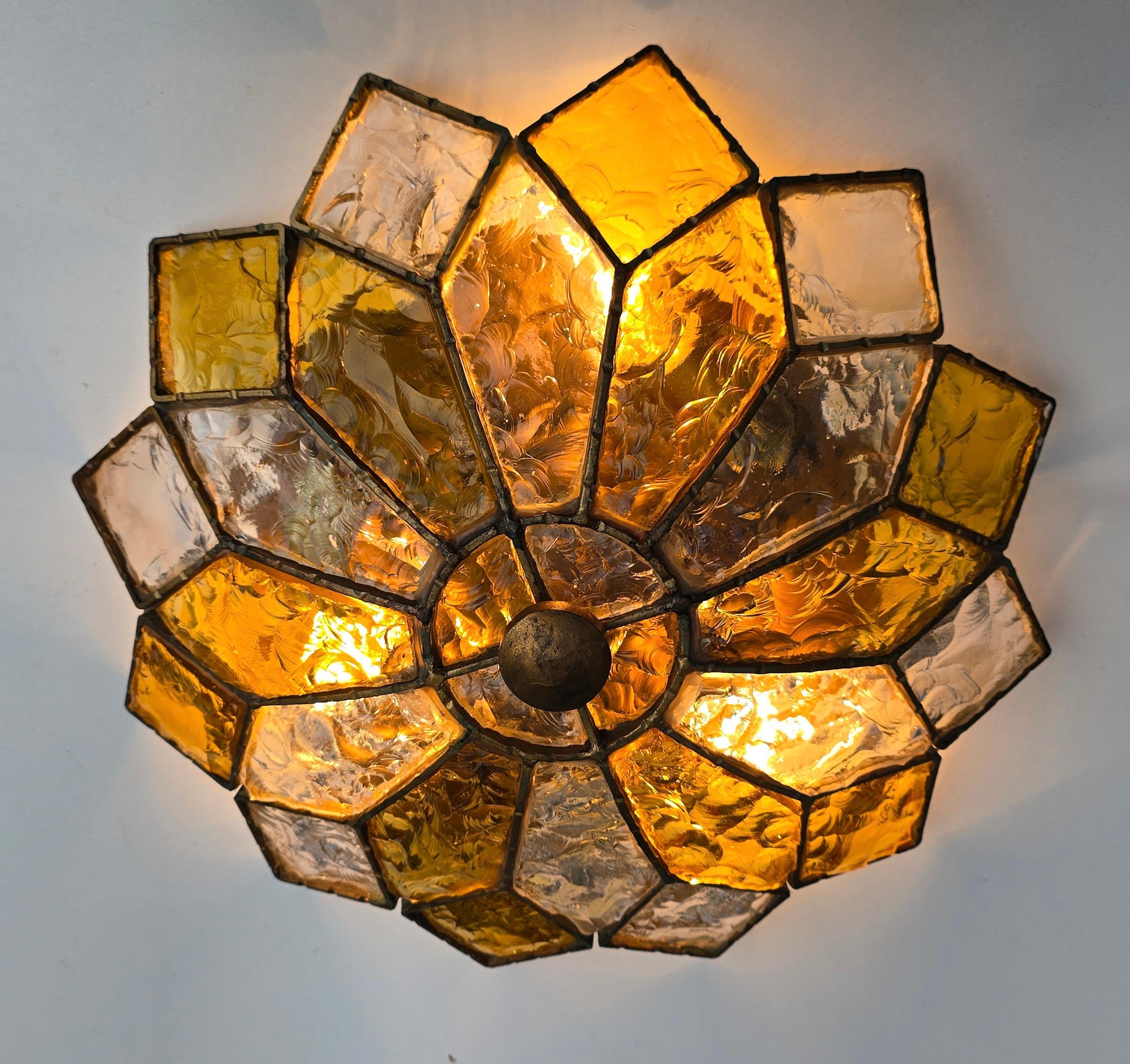 Dos Brutalista Italiano Glam Flush Mount de Cristal Texturizado en Acero Acabado Latón en Bueno estado para la venta en Antwerp, BE