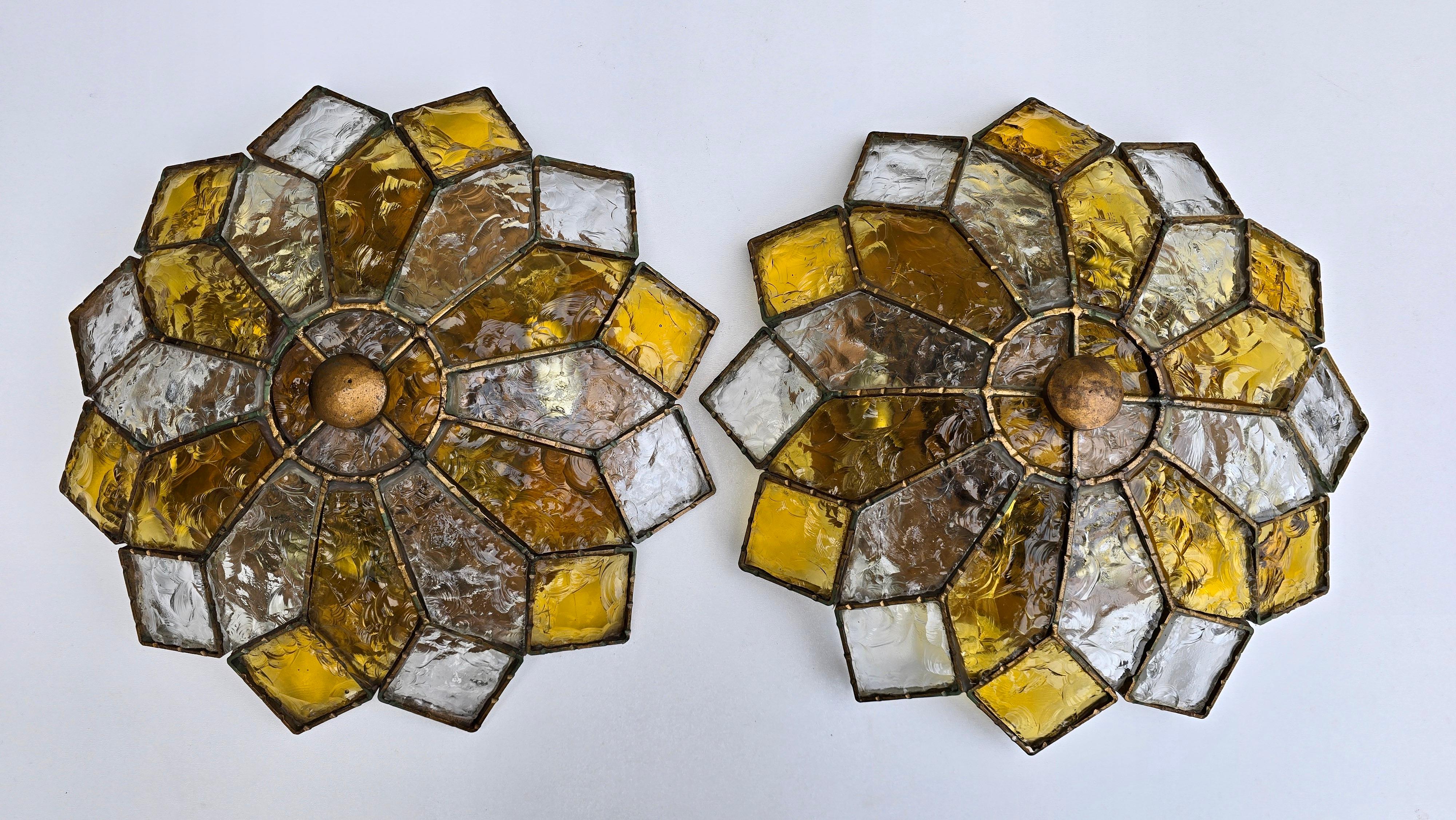 Dos Brutalista Italiano Glam Flush Mount de Cristal Texturizado en Acero Acabado Latón siglo XX en venta