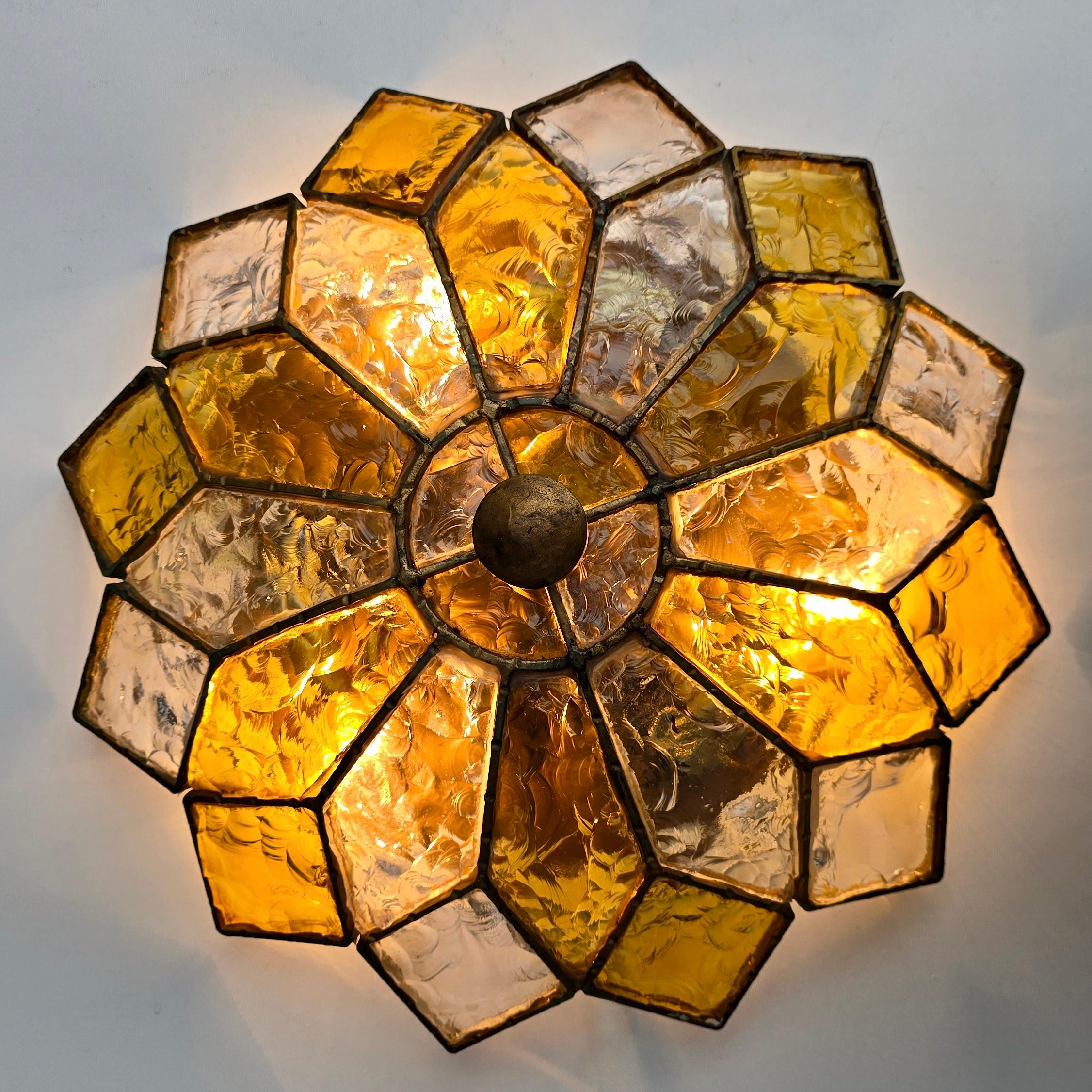 Dos Brutalista Italiano Glam Flush Mount de Cristal Texturizado en Acero Acabado Latón en venta 2