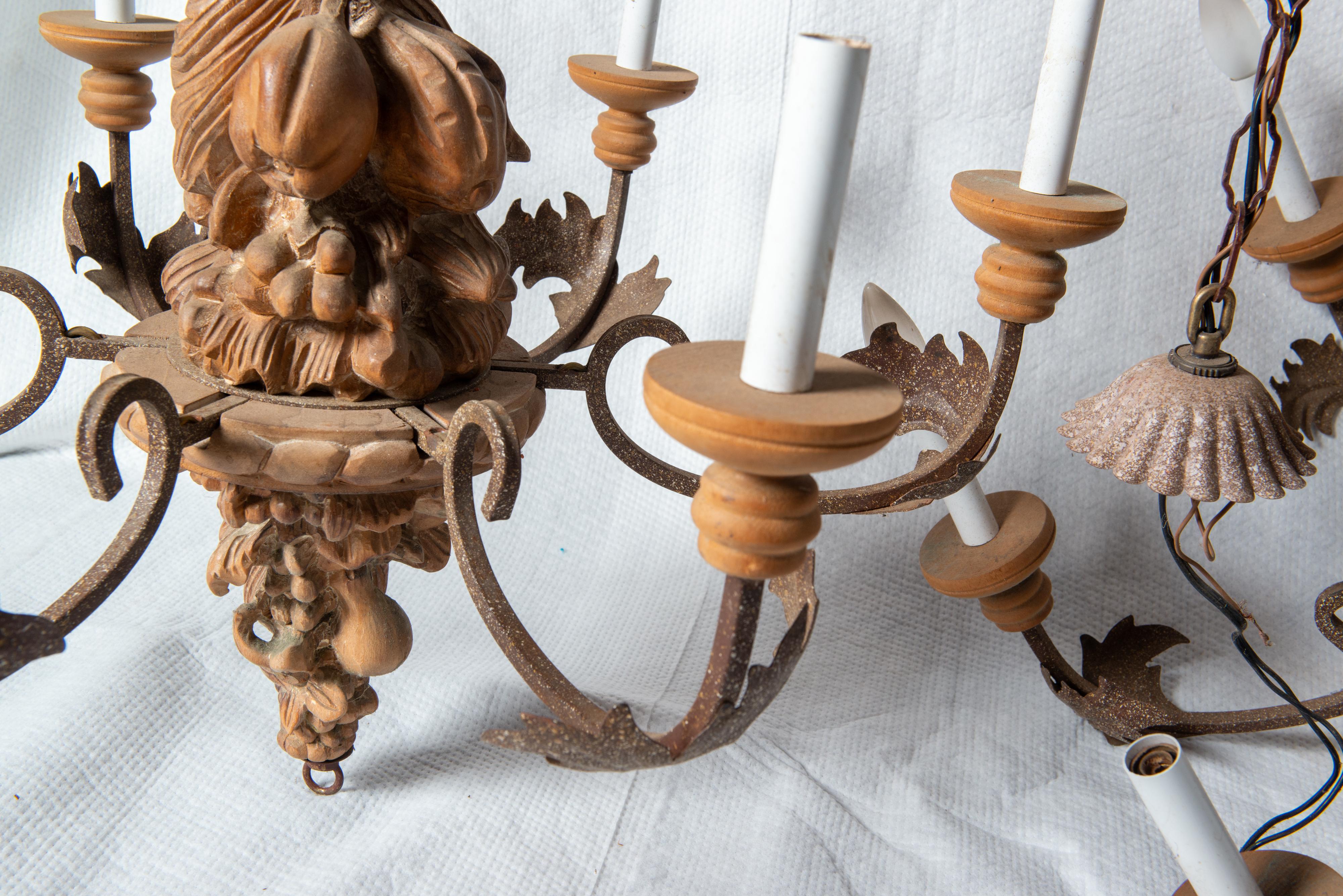 Lampadario italiano in legno intagliato e ferro battuto in vendita 2