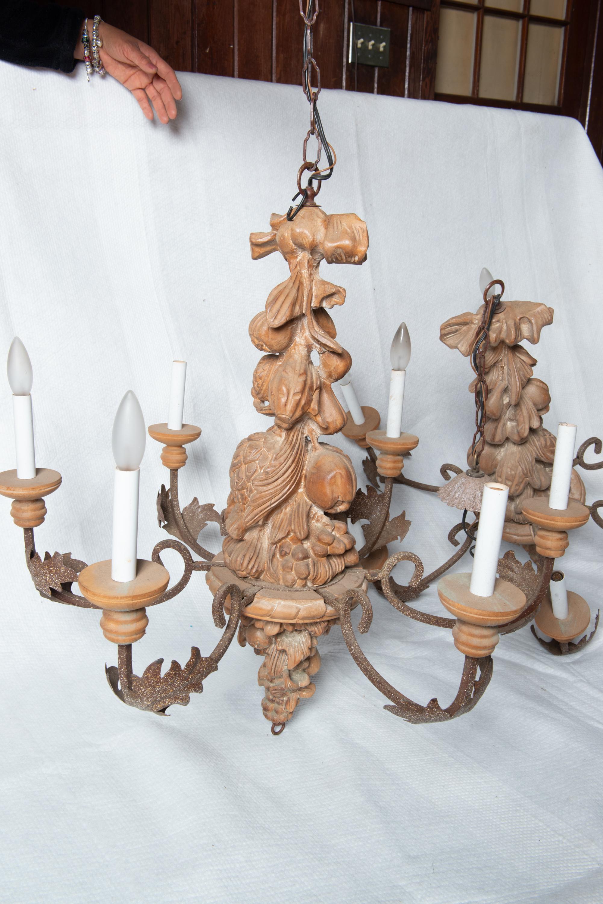 Intagliato Lampadario italiano in legno intagliato e ferro battuto in vendita