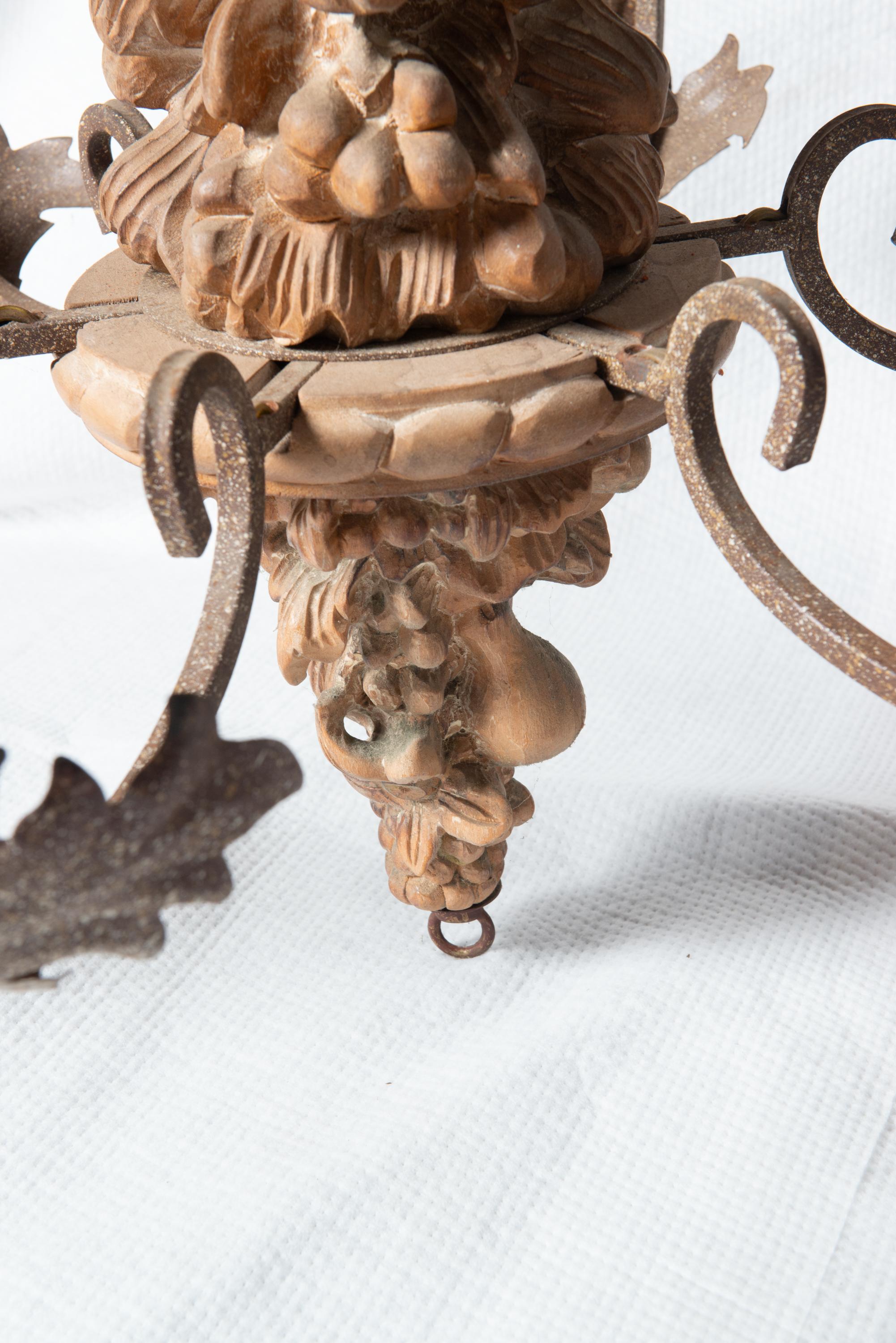 Legno Lampadario italiano in legno intagliato e ferro battuto in vendita