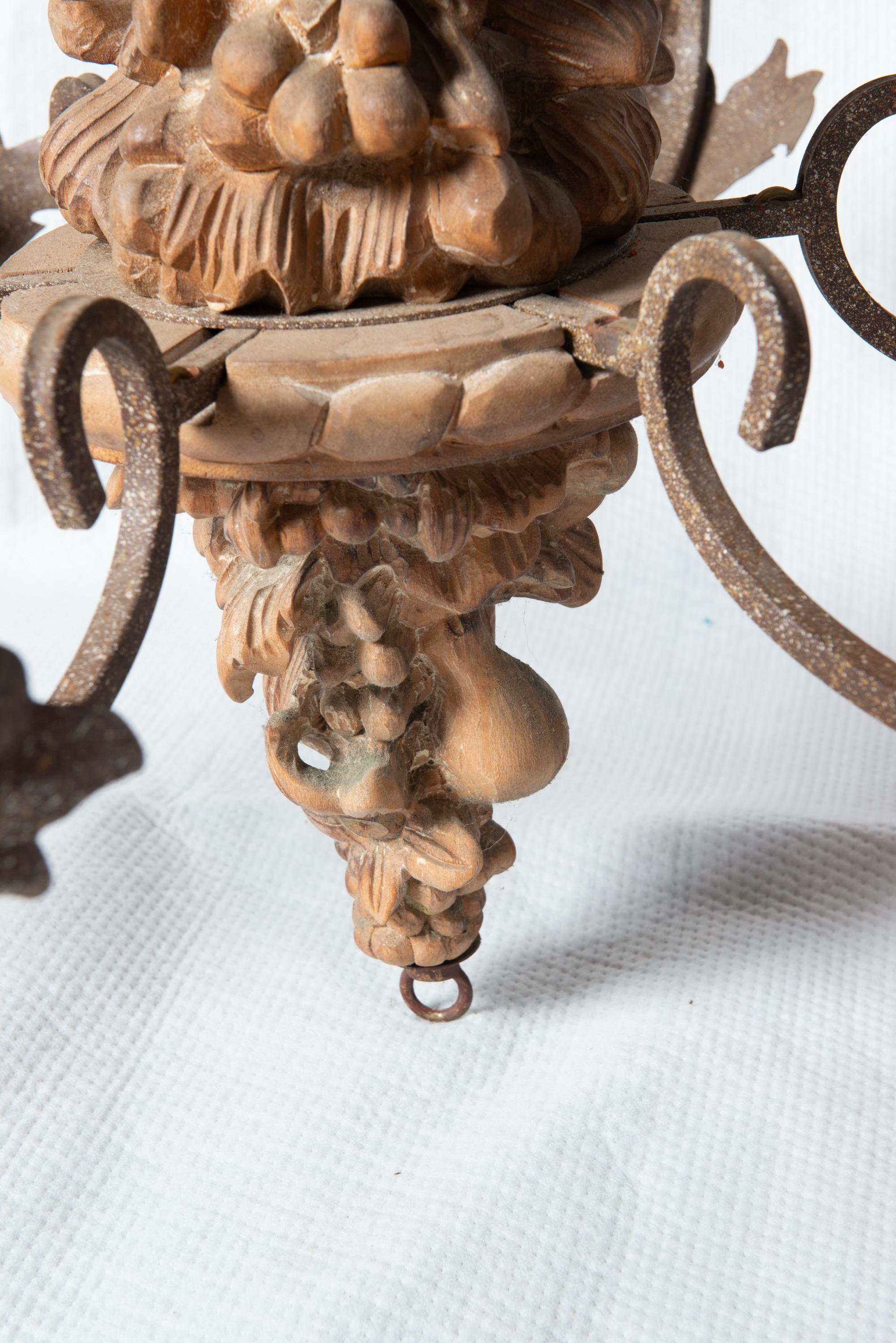 Lampadario italiano in legno intagliato e ferro battuto in vendita 1