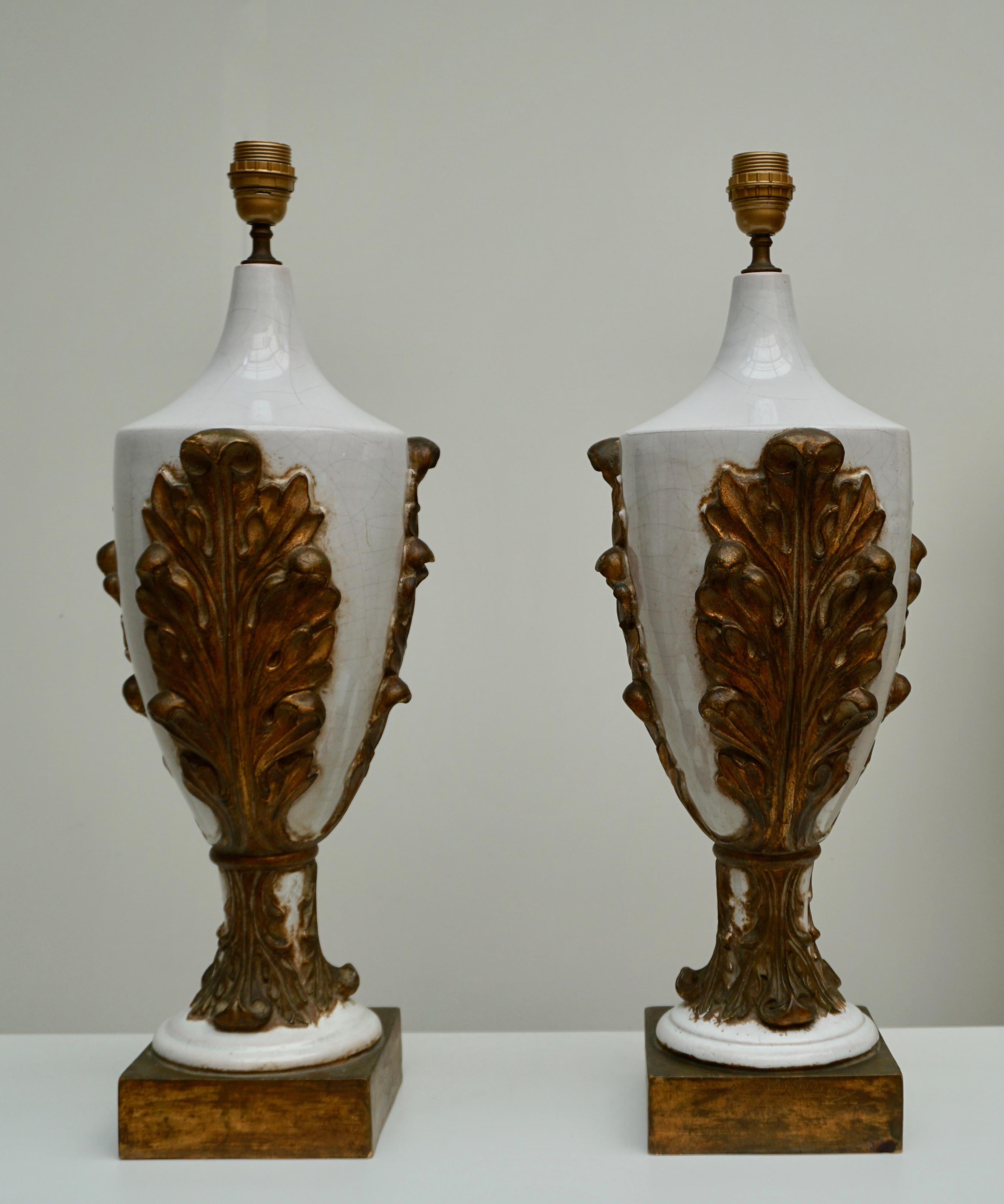 Zwei italienische Tischlampen aus weißer Keramik mit goldfarbenen, patinierten Blättern setzen sich ab.
Durchmesser des schwarzen Lampenschirms 34 cm.
Höhe mit schwarzem Lampenschirm 84 cm.
Höhe Sockel mit Beschlag 69 cm, ohne Beschlag 60