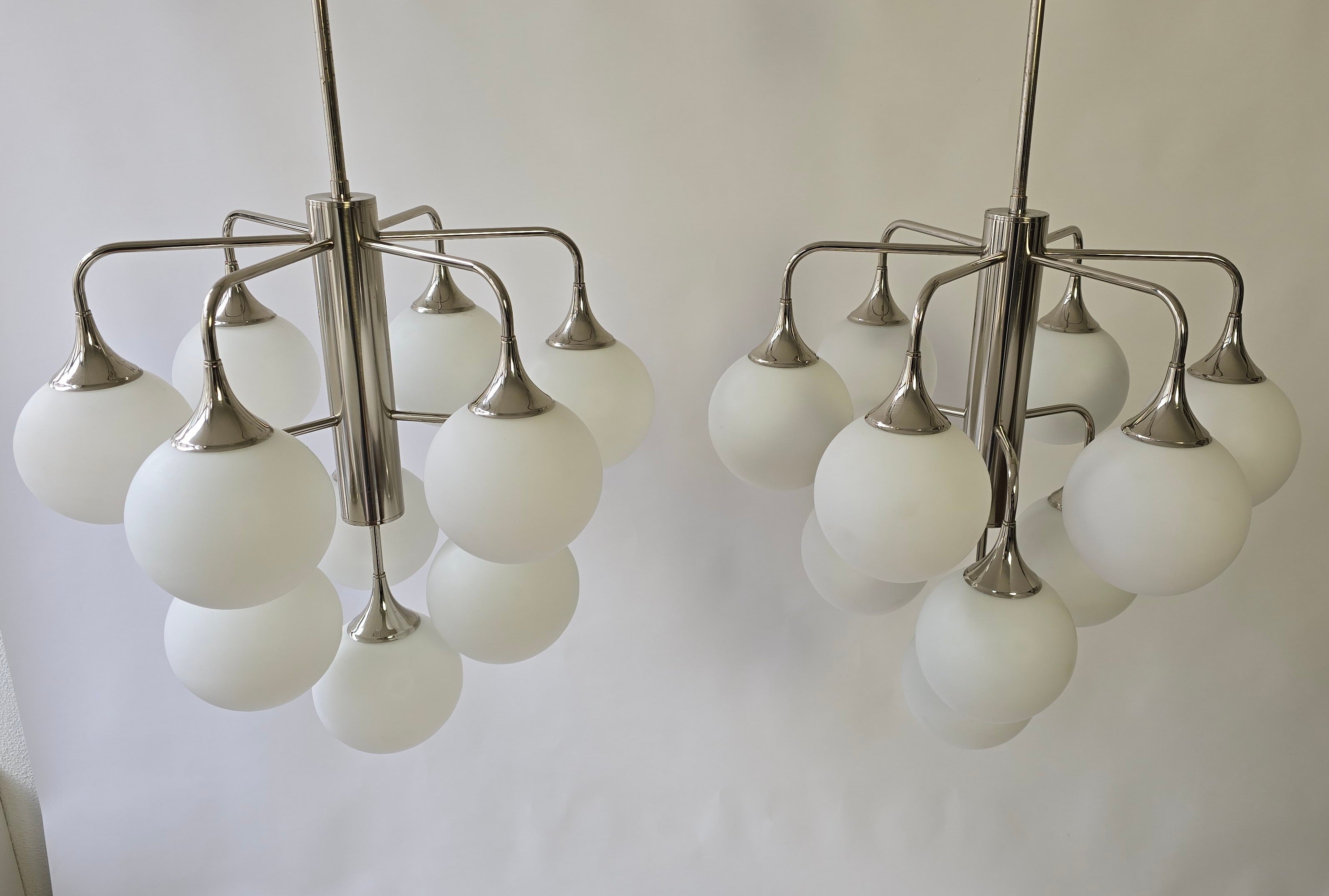 Quattro esclusivi lampadari italiani in cromo con 10 globi opalini - Design di lusso del Mid-Century Modern.

Questa lampada a sospensione è dotata di 10 globi di vetro opalino che diffondono una luce morbida e invitante, perfetta per qualsiasi