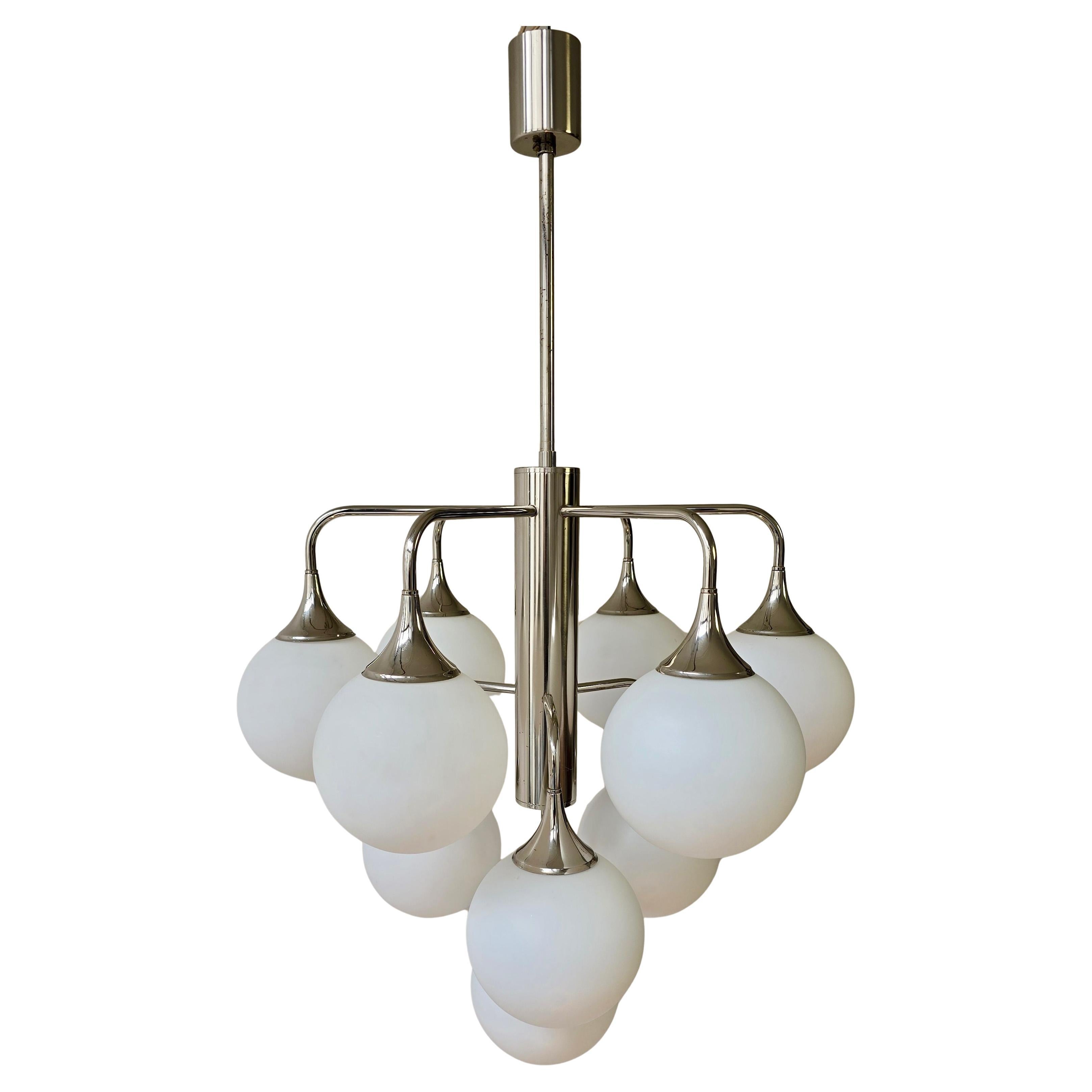 Mid-Century moderno Cinque  Lampadari italiani in cromo con 10 globi opalini in vendita