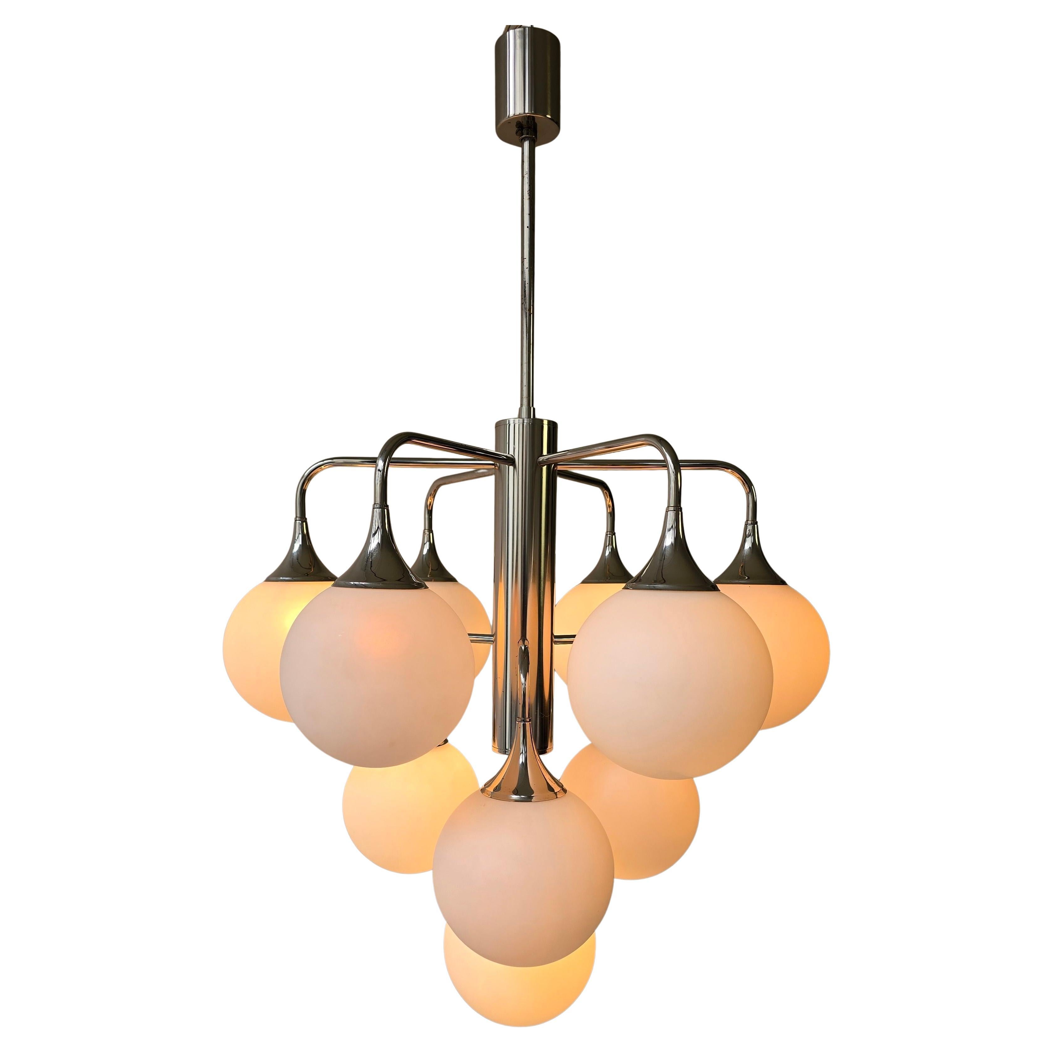 Cinque  Lampadari italiani in cromo con 10 globi opalini In condizioni buone in vendita a Antwerp, BE