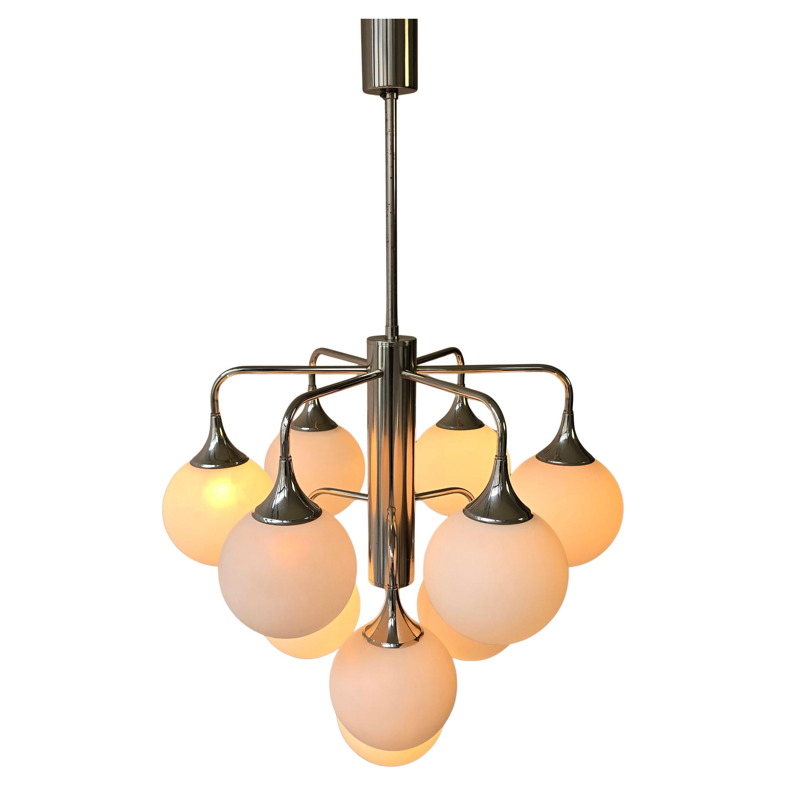 XX secolo Cinque  Lampadari italiani in cromo con 10 globi opalini in vendita