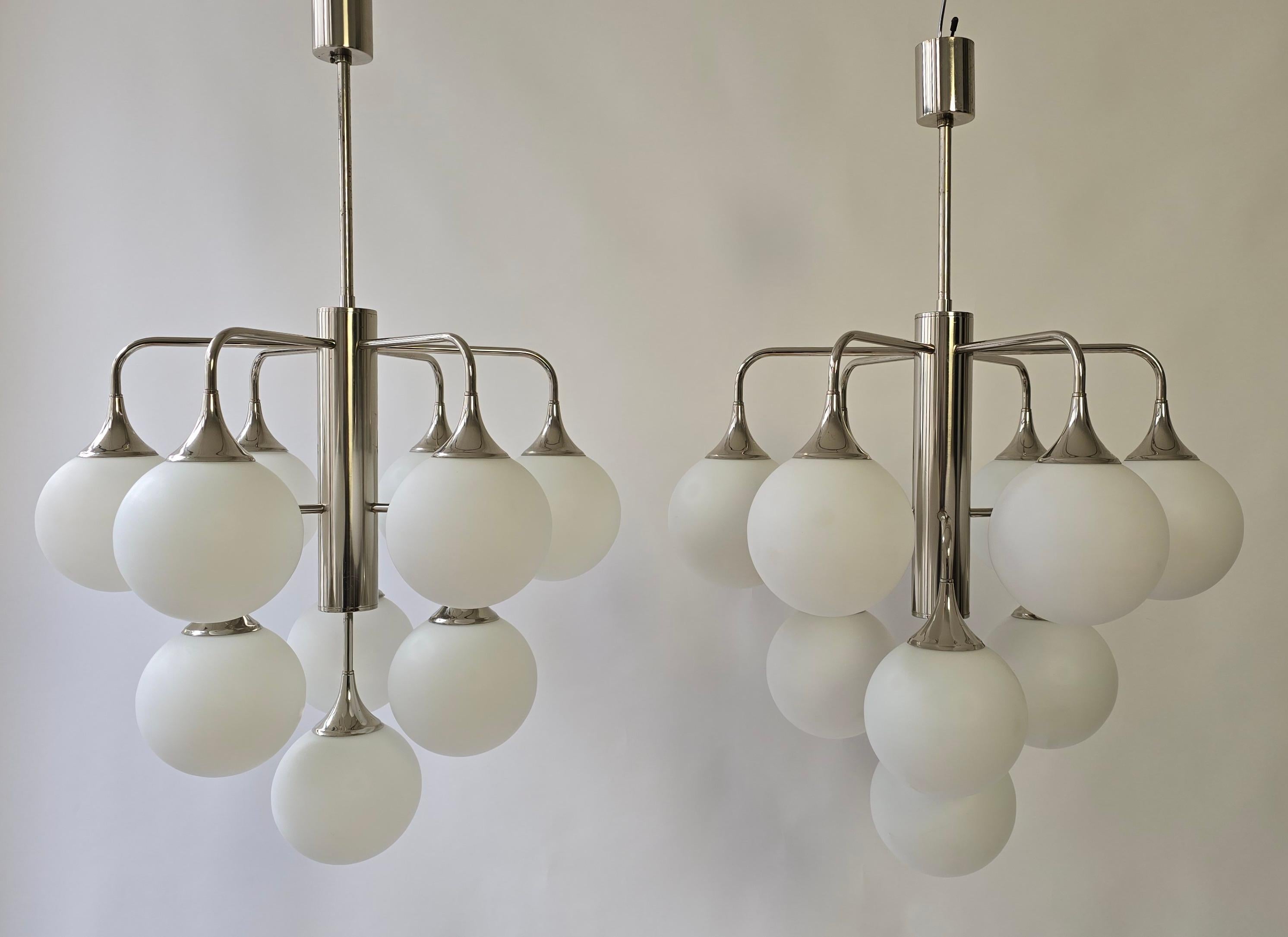 Vetro opalino Cinque  Lampadari italiani in cromo con 10 globi opalini in vendita