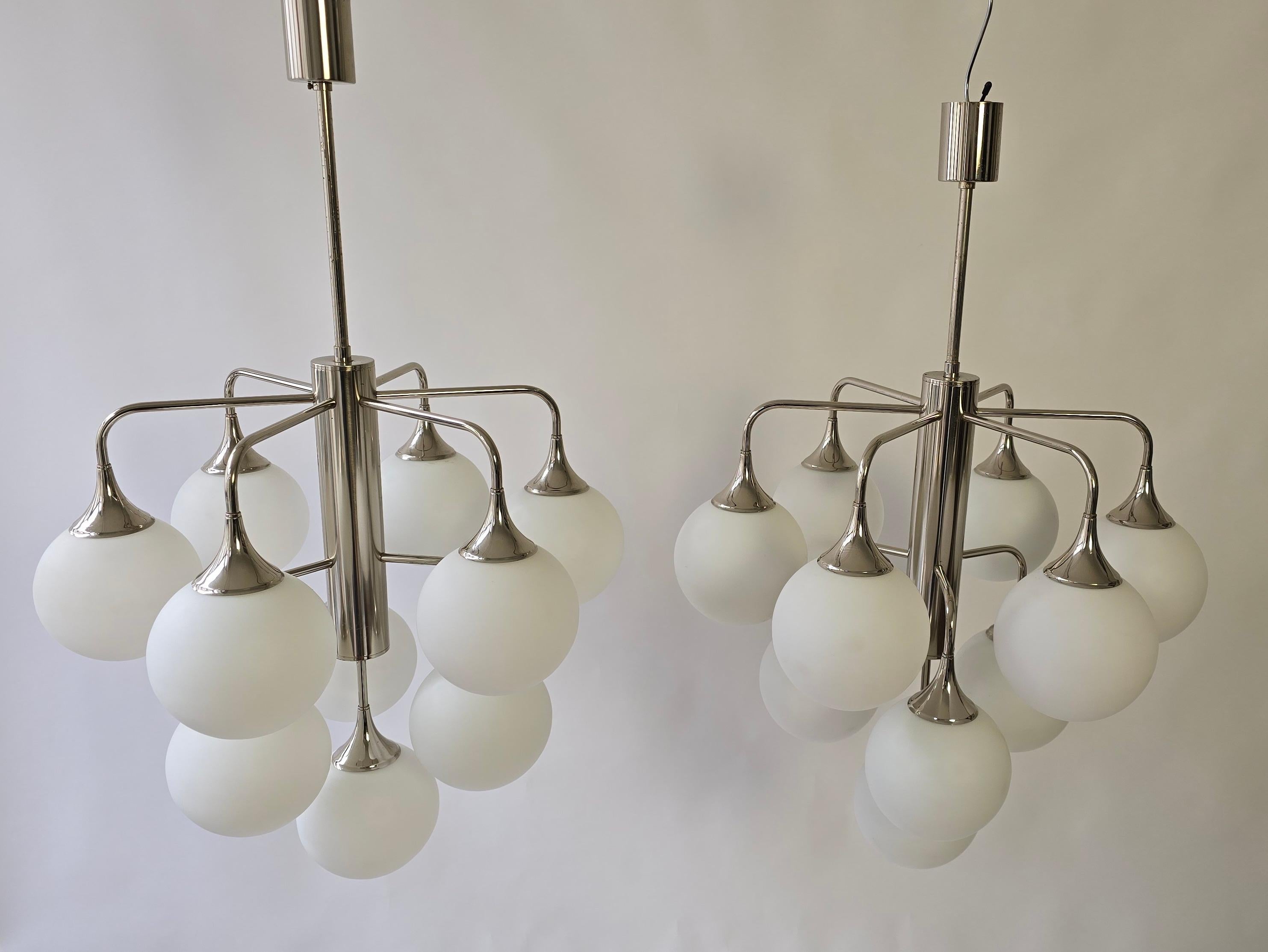 Cinque  Lampadari italiani in cromo con 10 globi opalini in vendita 1