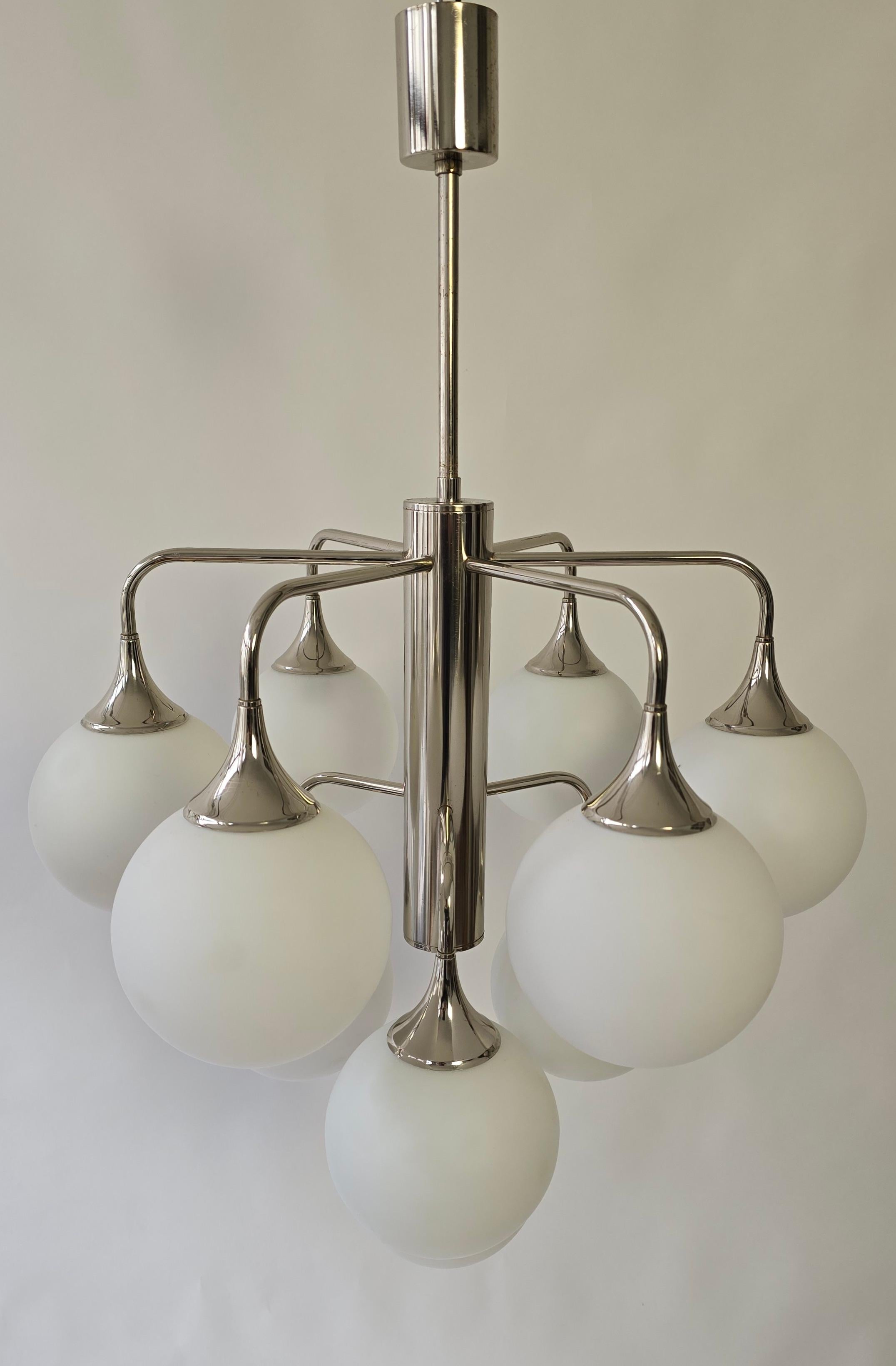 Cinque  Lampadari italiani in cromo con 10 globi opalini in vendita 2