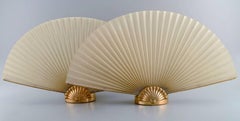 Due lampade da tavolo a ventaglio italiane con base in ottone, anni '60/'70