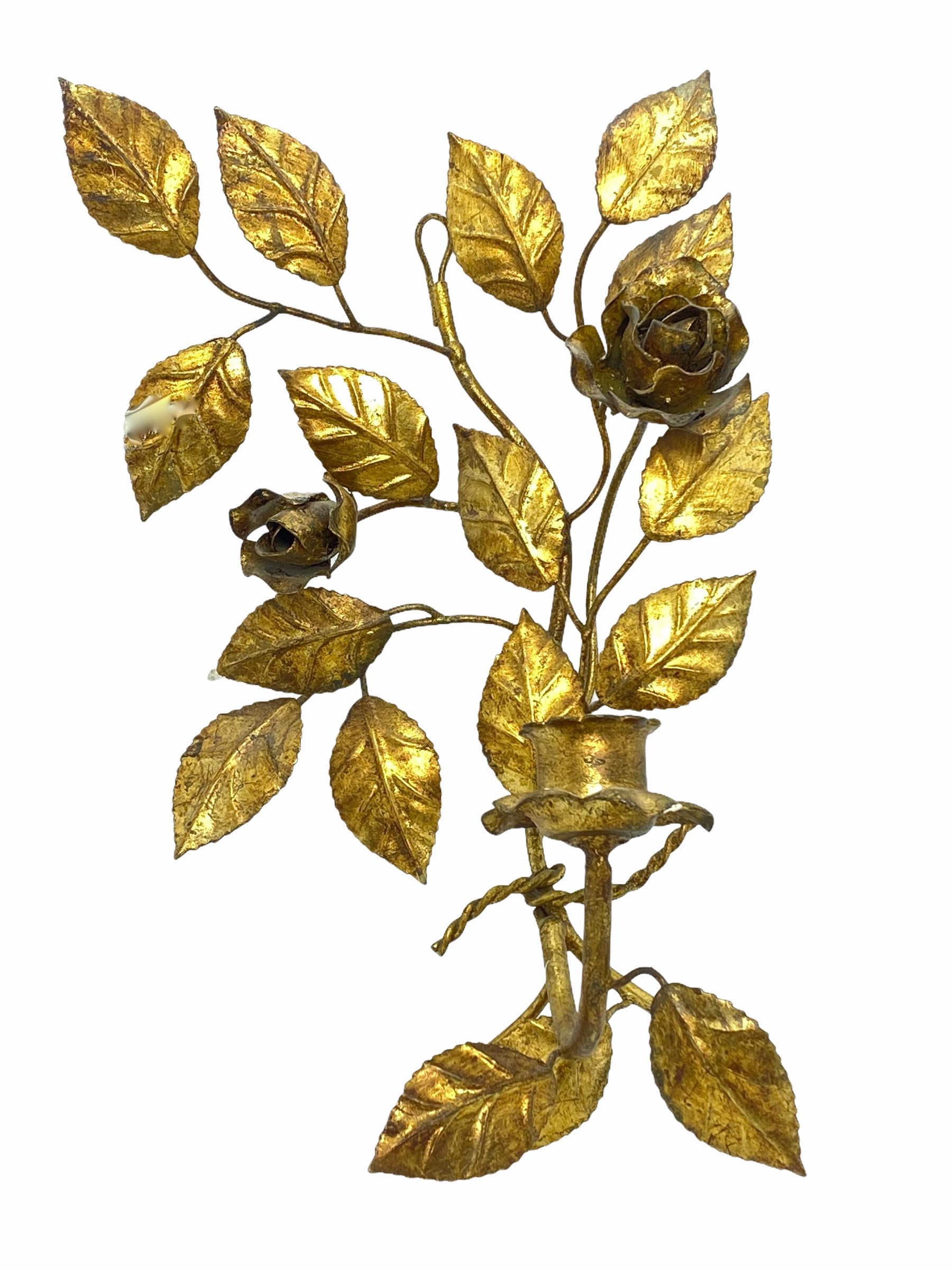 In offerta c'è un set di appliques in metallo dorato italiano degli anni '50 assolutamente stupefacente per la tua casa. Una lieve patina e la perdita di vernice conferiscono a questi pezzi una dichiarazione di classe. Le misure indicate nel campo