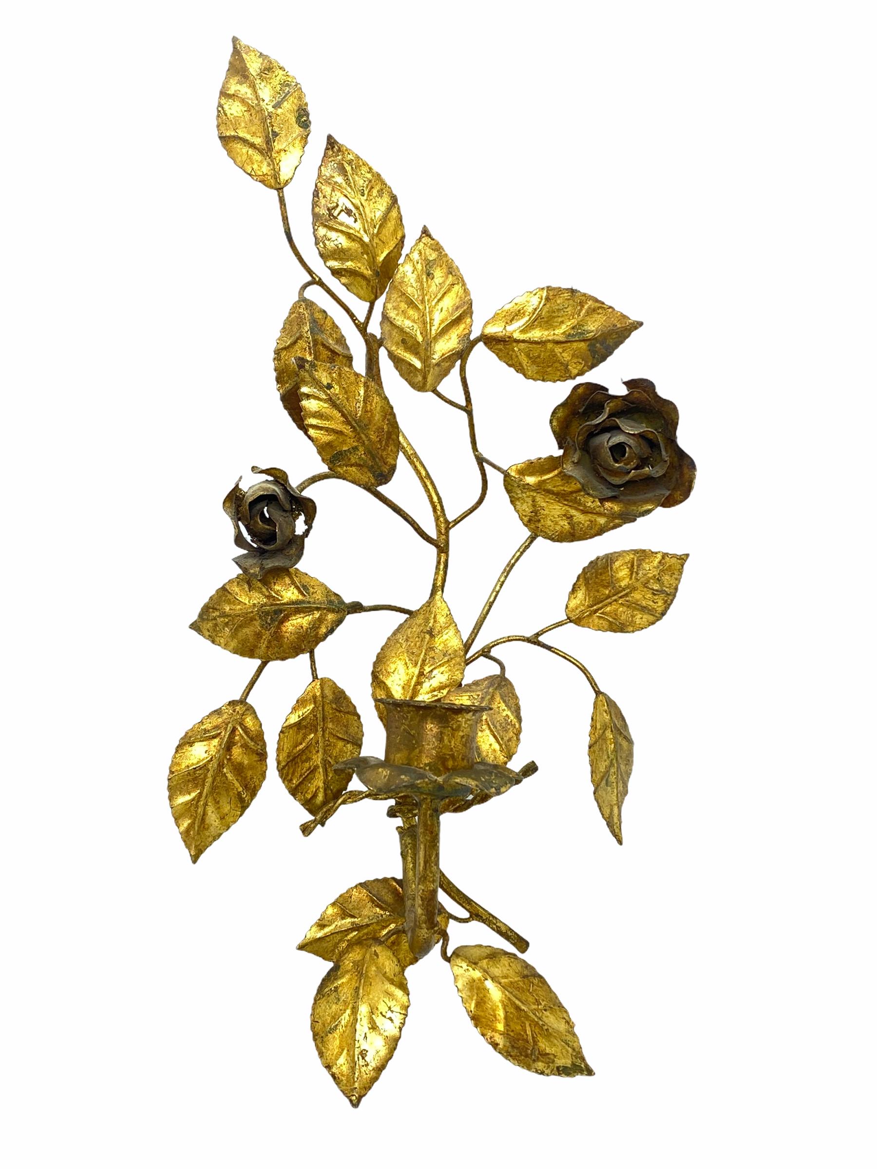 Hollywood Regency Due candelabri a rosone in metallo dorato italiano Toleware Tole in vendita