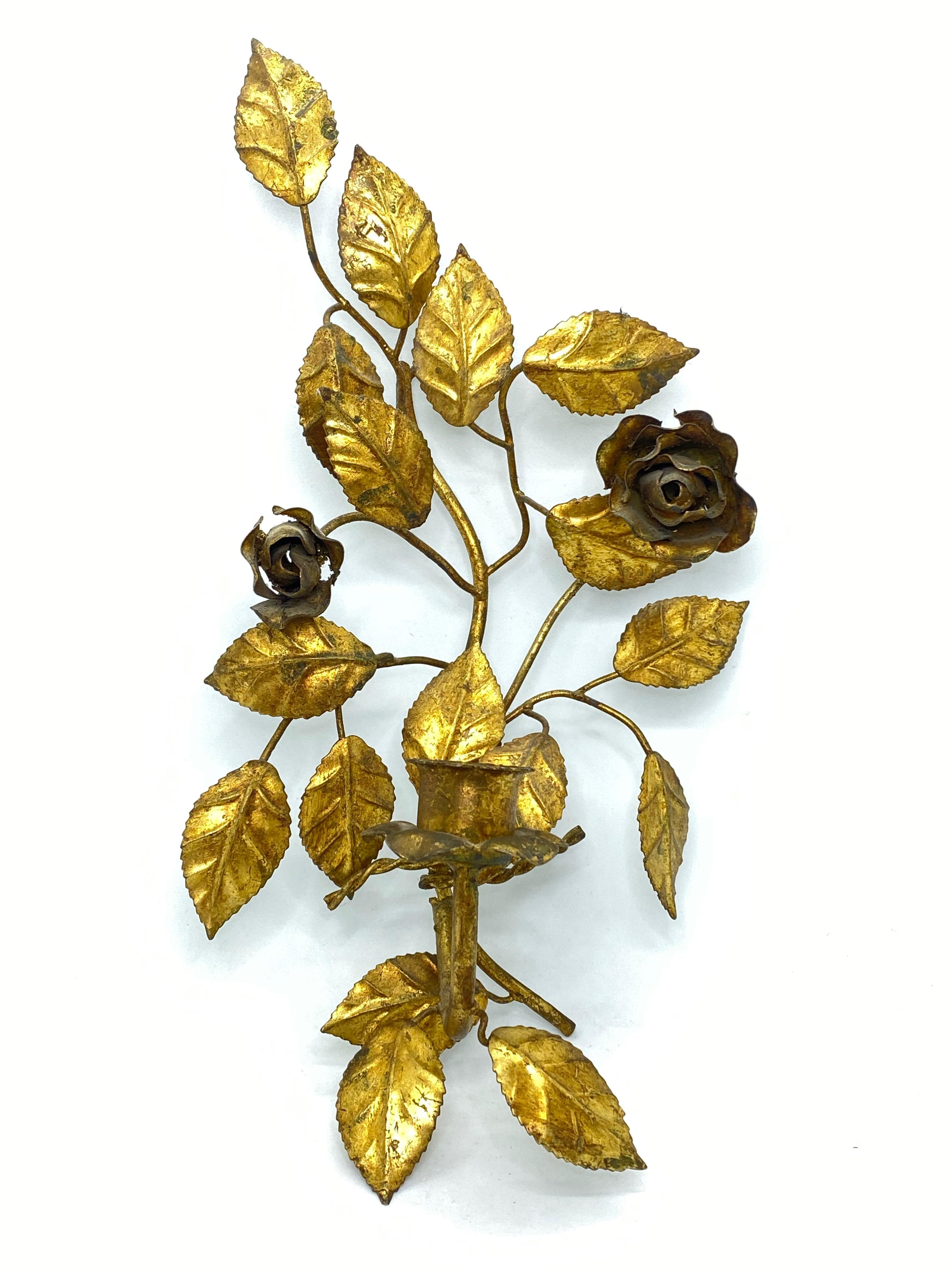 Due candelabri a rosone in metallo dorato italiano Toleware Tole In condizioni buone in vendita a Nuernberg, DE