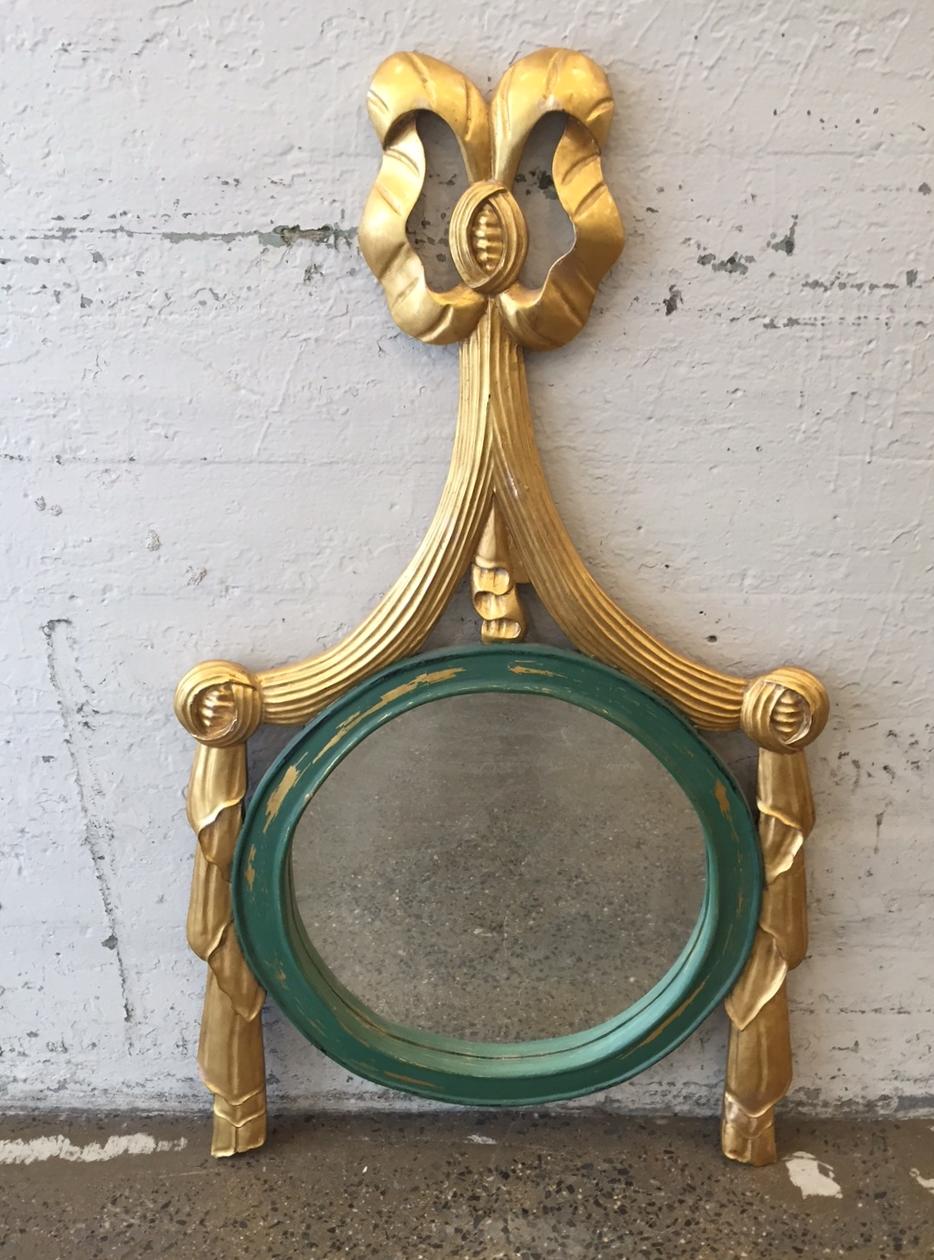Deux miroirs italiens en bois doré à ruban en vente 4