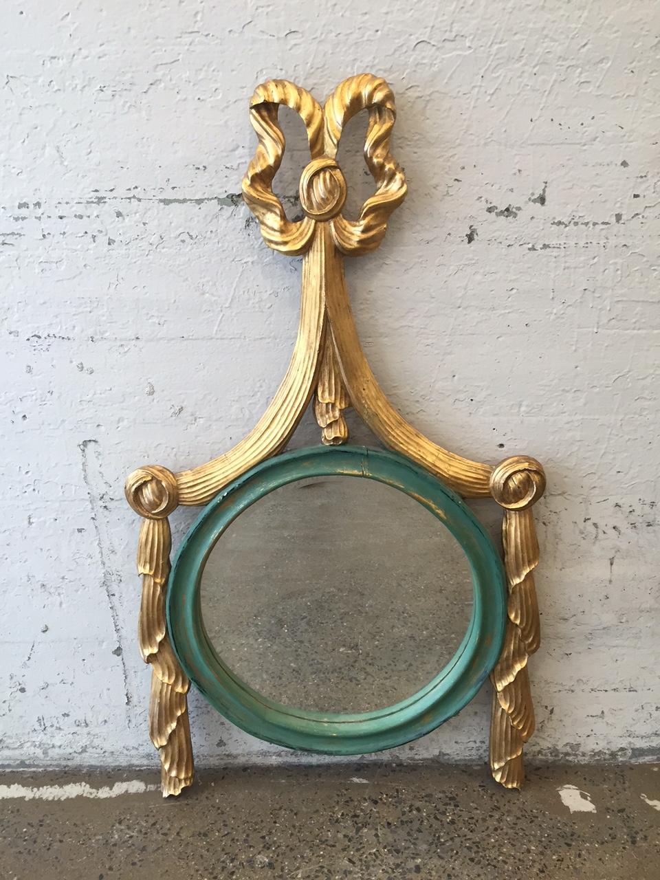 Deux miroirs à ruban italiens en bois doré. Avec une garniture peinte en vert. Style néoclassique.