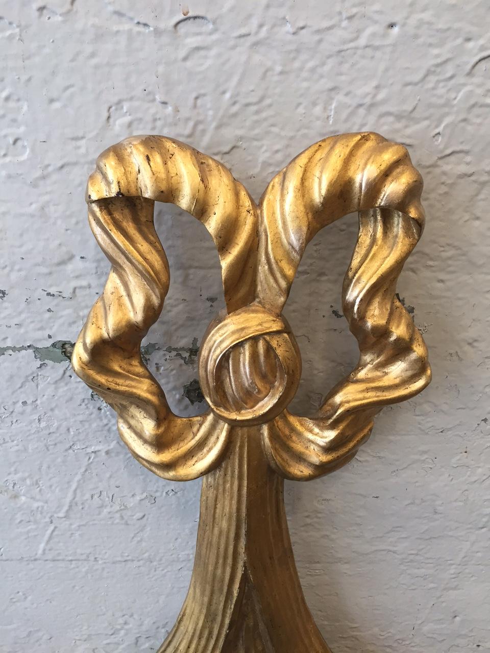 Baroque Deux miroirs italiens en bois doré à ruban en vente