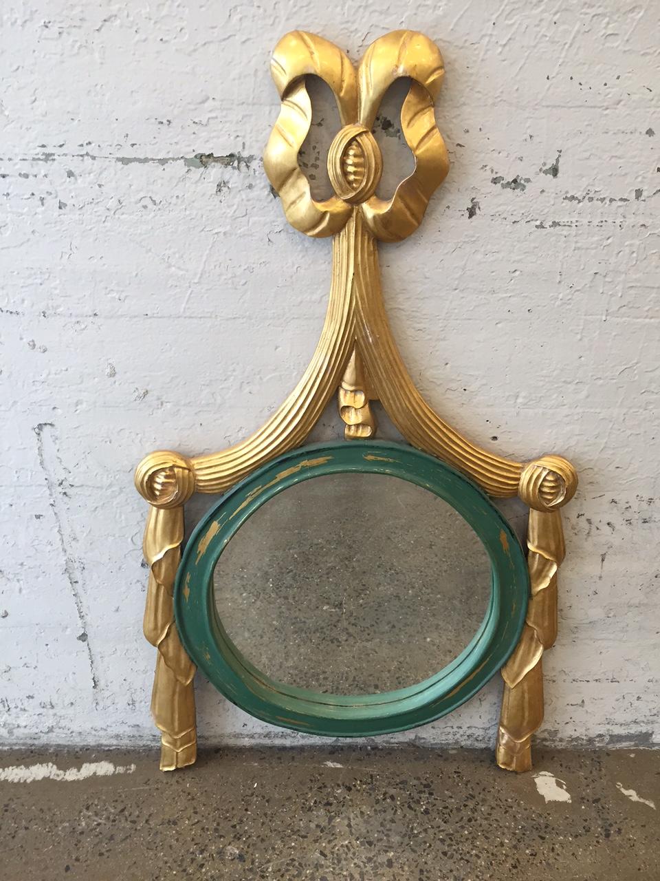 Deux miroirs italiens en bois doré à ruban en vente 1