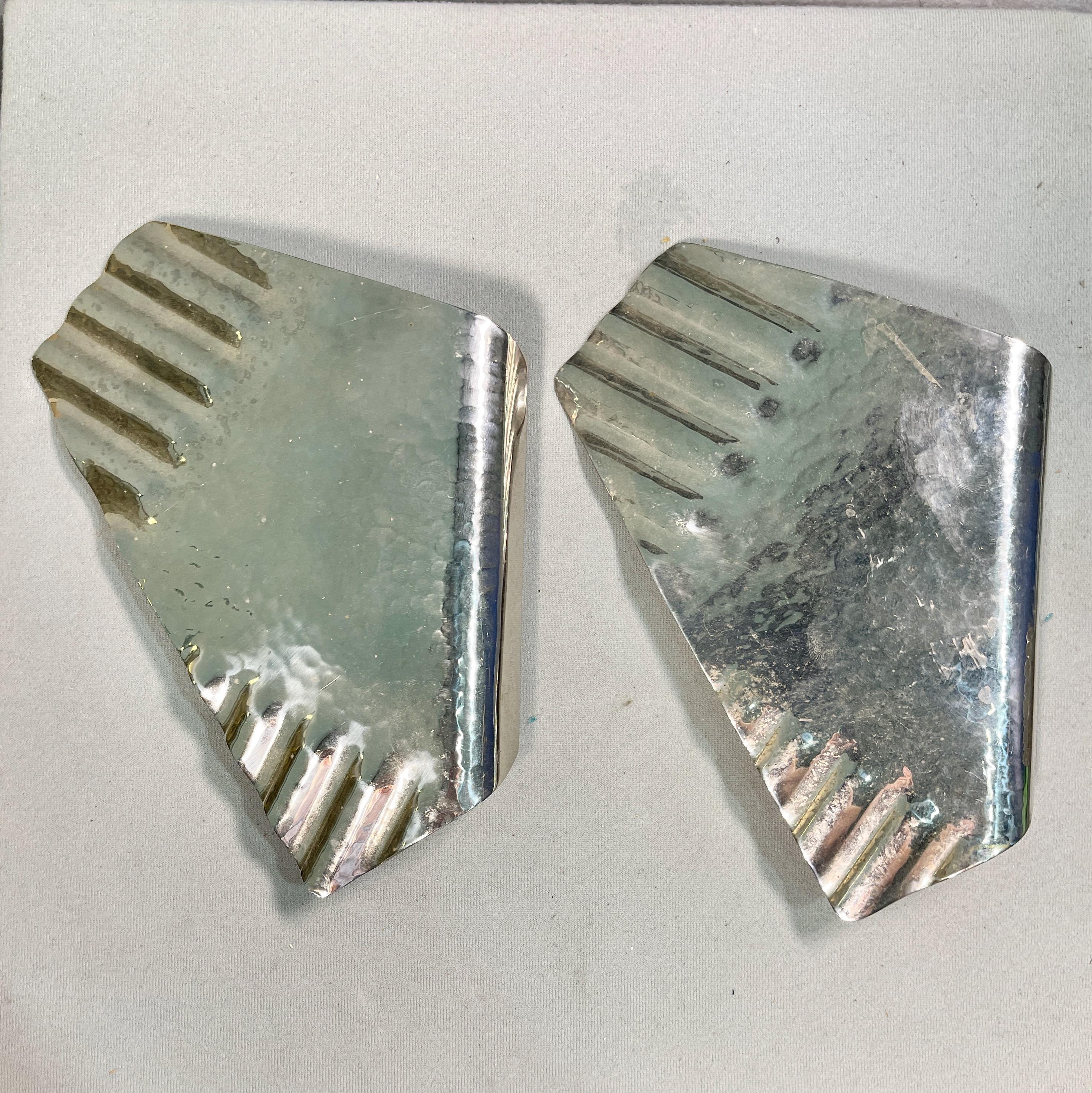 Satz von zwei italienischen Türgriffen aus gehämmertem Aluminium im Vintage-Stil. 
Neu Altbestand.
Beide sind links ausgerichtet.
Siehe unser separates Angebot ref: LU886640979872 für zwei Paar von links/rechts Orientierung.