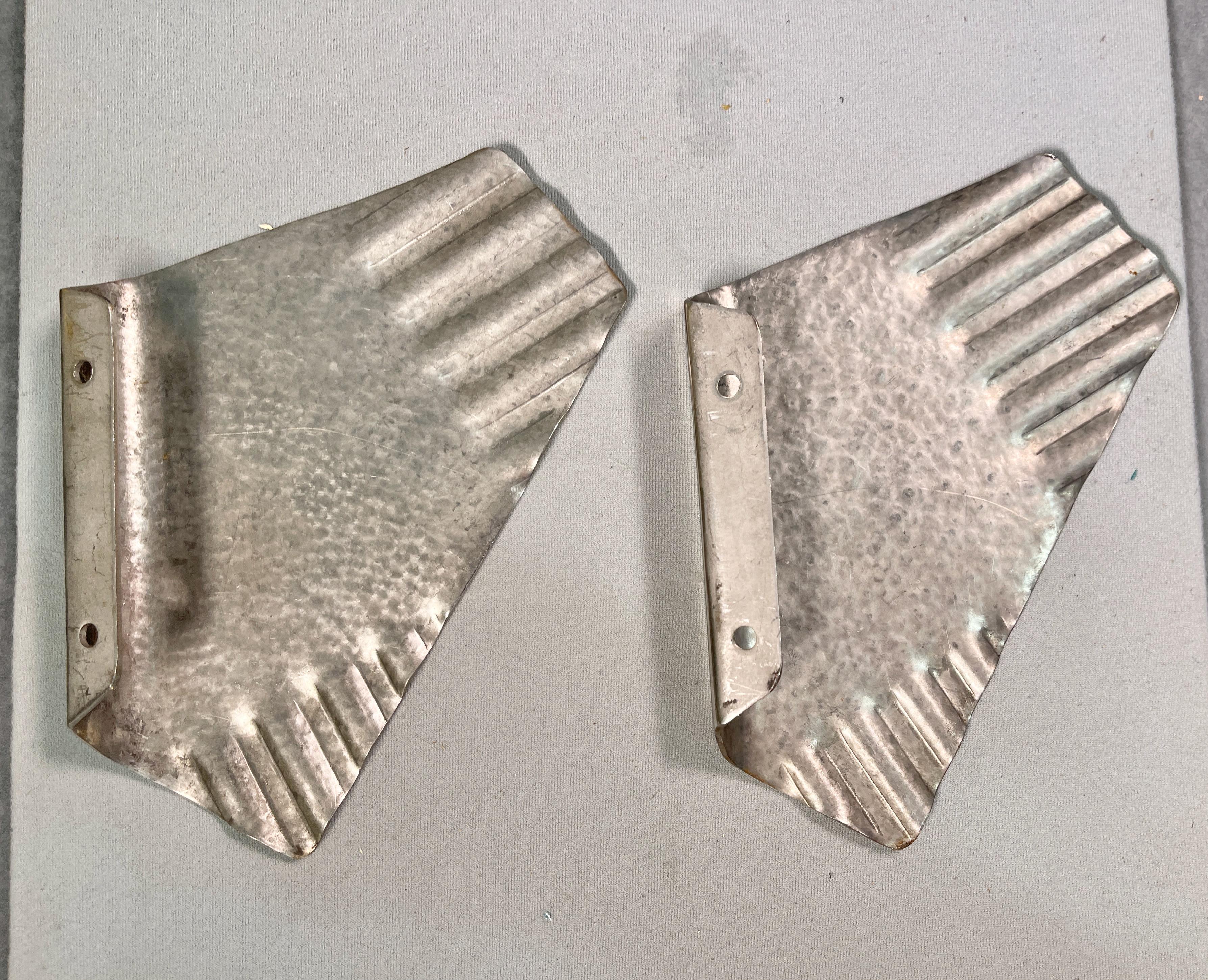Zwei italienische Türklinken aus gehämmertem Aluminium (Italienisch) im Angebot