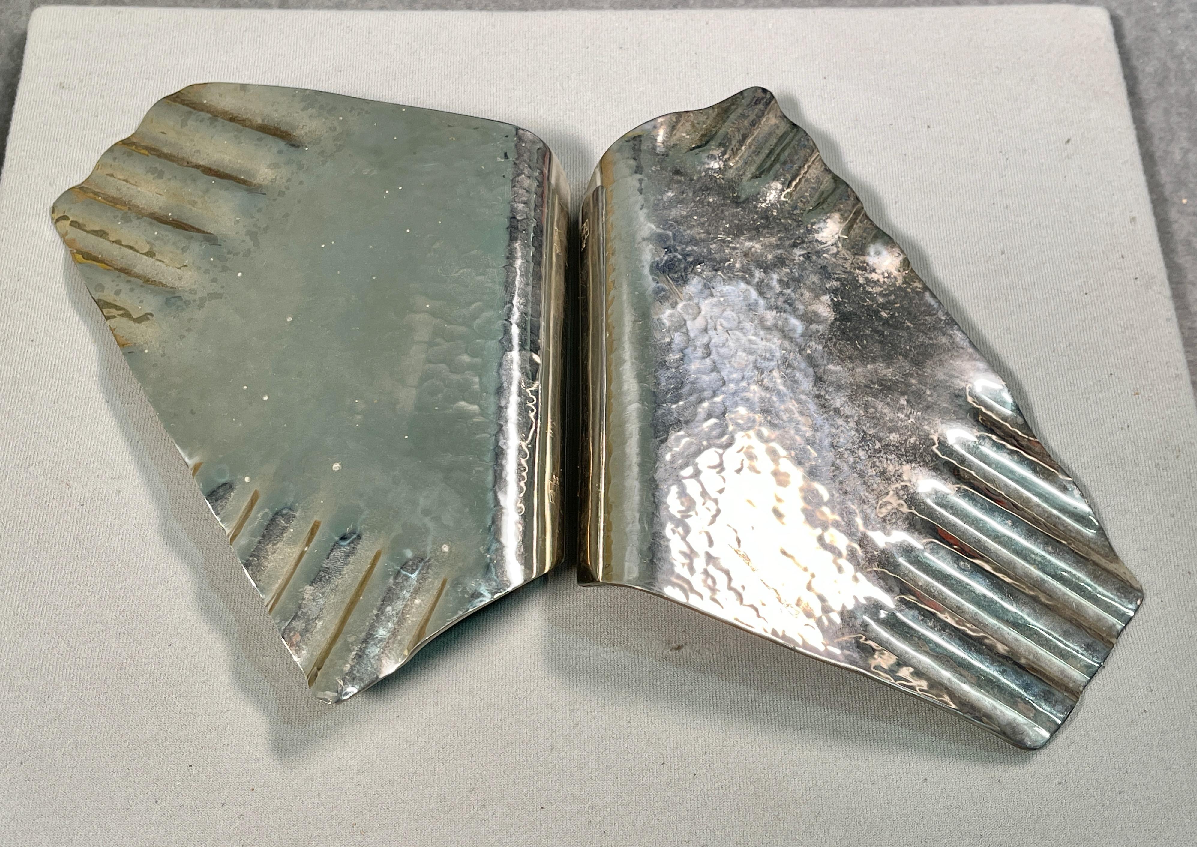 Zwei italienische Türklinken aus gehämmertem Aluminium (Gehämmert) im Angebot