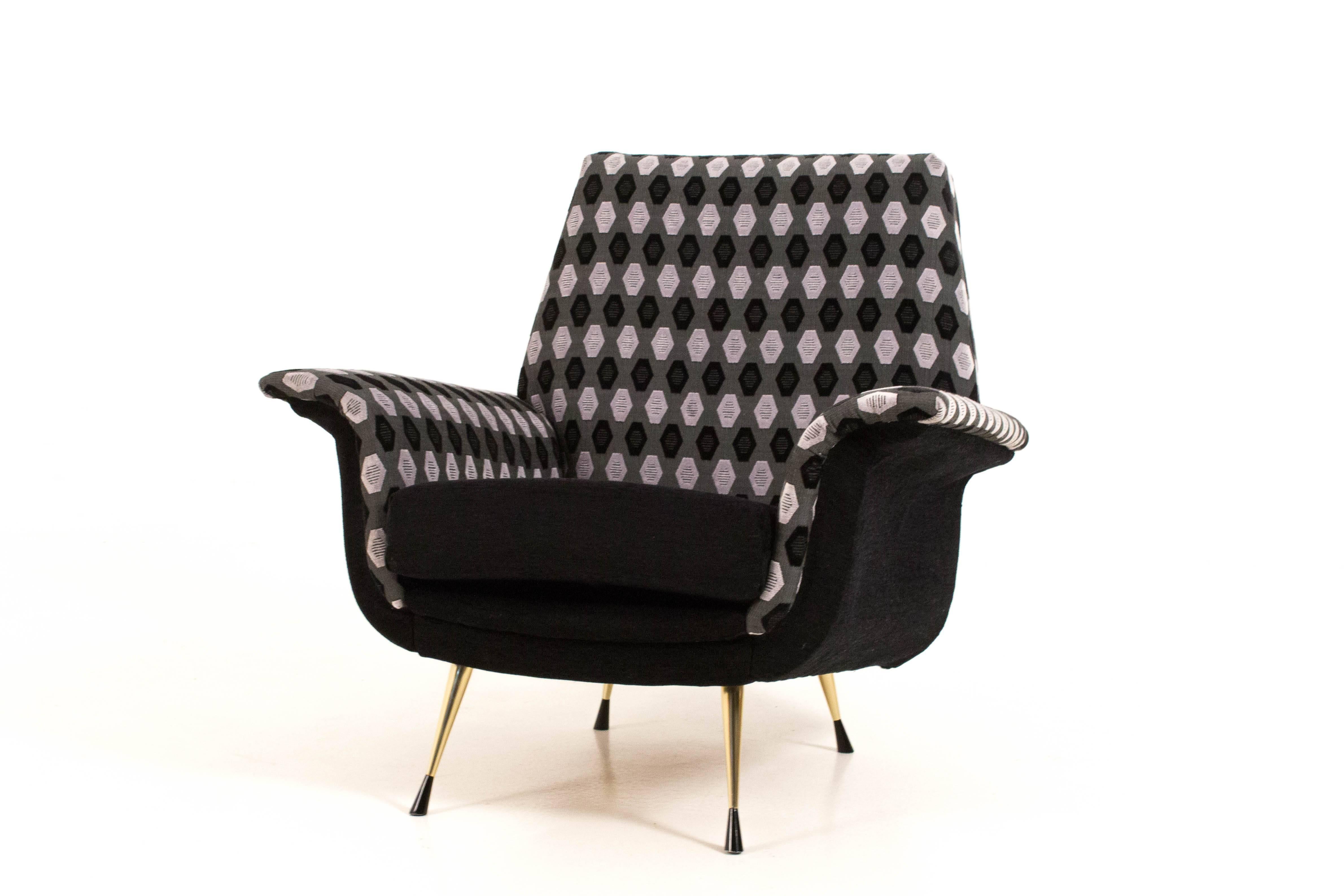 Stunning pair of Mid-Century Modern lounge chairs.
Striking Italian design from the 1960s.
Re-upholstered in black, white and grey fabric.
In good original condition.




   