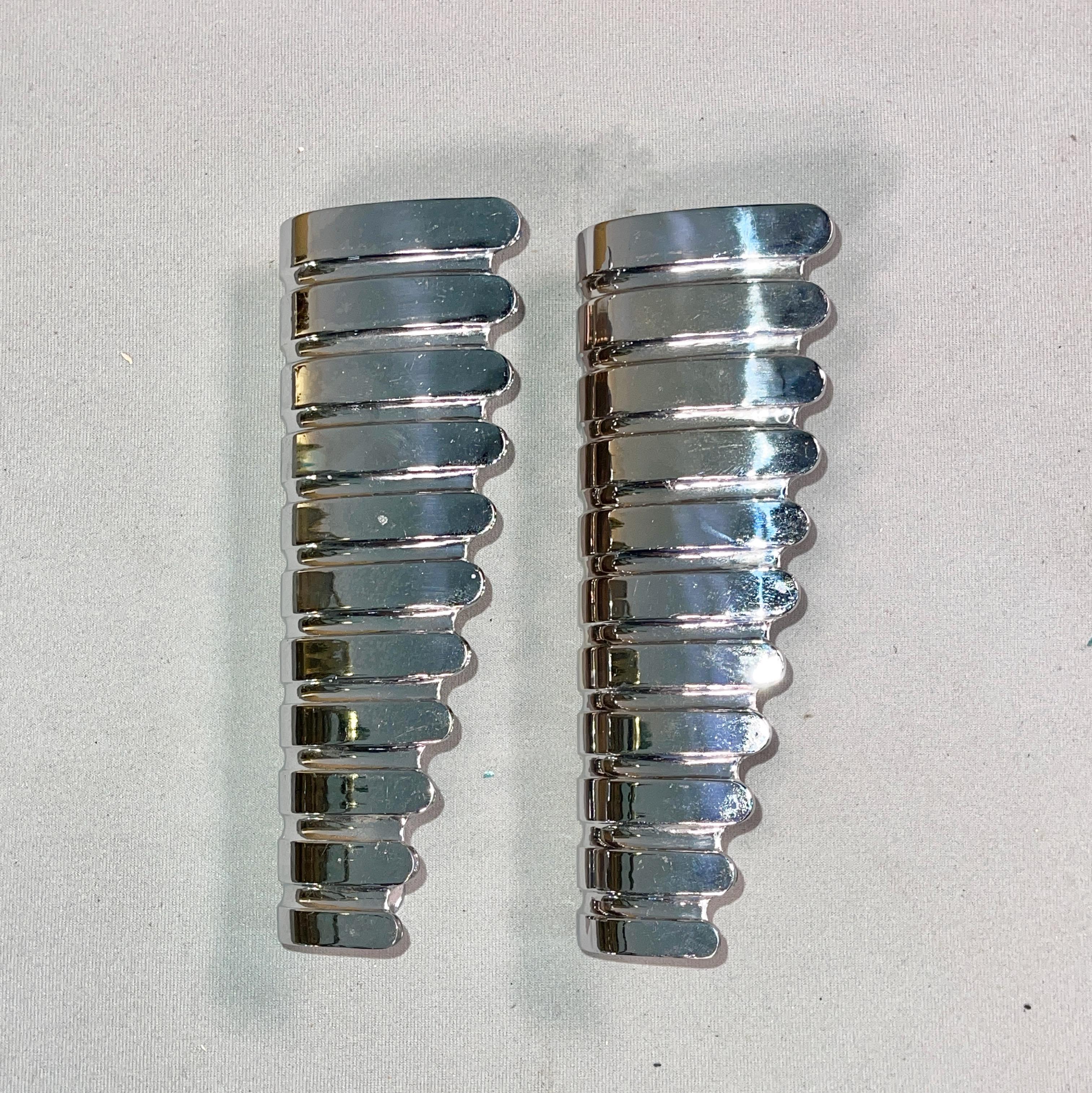 Set di due tirapiedi italiani degli anni '50 a forma di ali moderniste altamente stilizzate in ottone nichelato. 
Nuovo Vecchio Stock.
Entrambi orientati a destra.