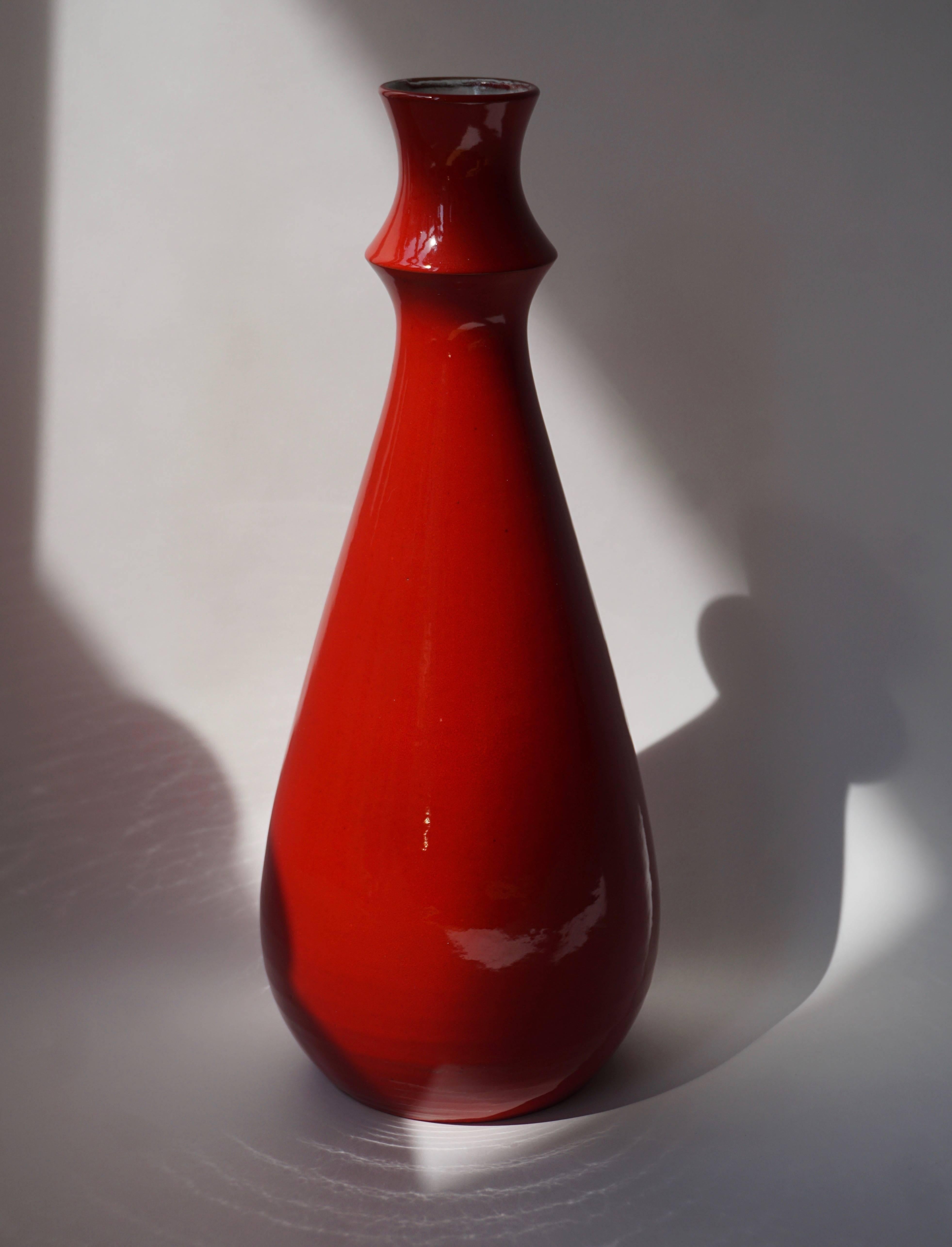 Two Italian red ceramic vases.
Measures: Height 48 cm.
Diameter 18 cm.

Height 31 cm.
Diameter 10 cm.