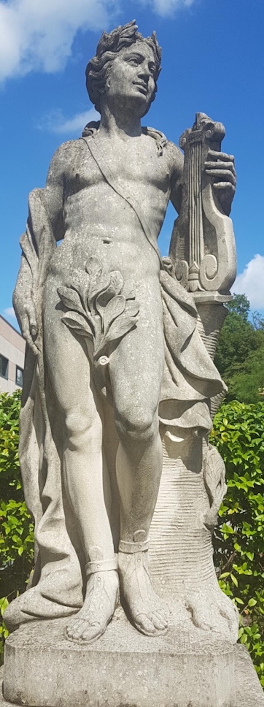 Deux sculptures de jardin italiennes en pierre représentant Apollo et une déesse romaine en vente 4