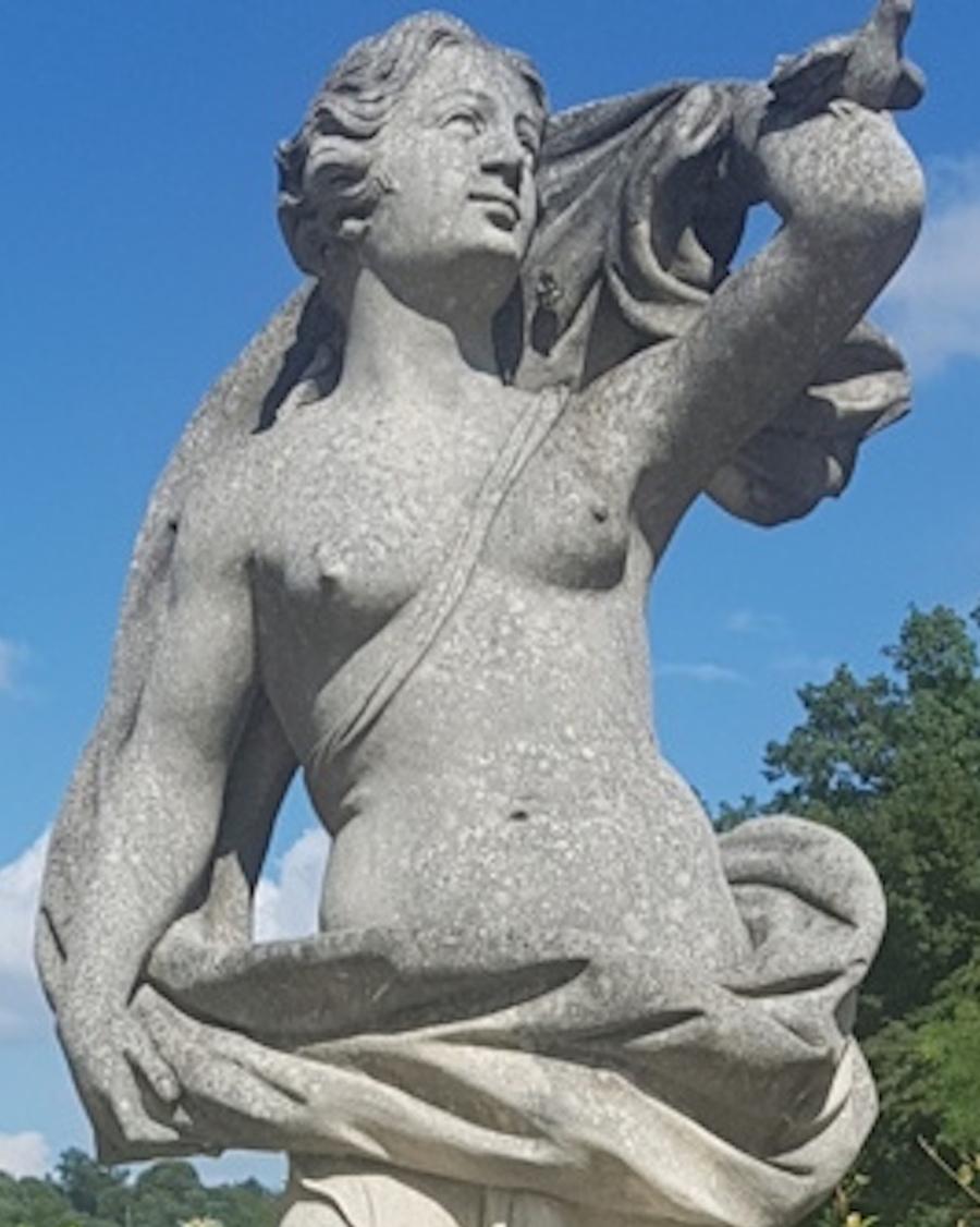 Deux sculptures de jardin italiennes en pierre représentant Apollo et une déesse romaine en vente 6