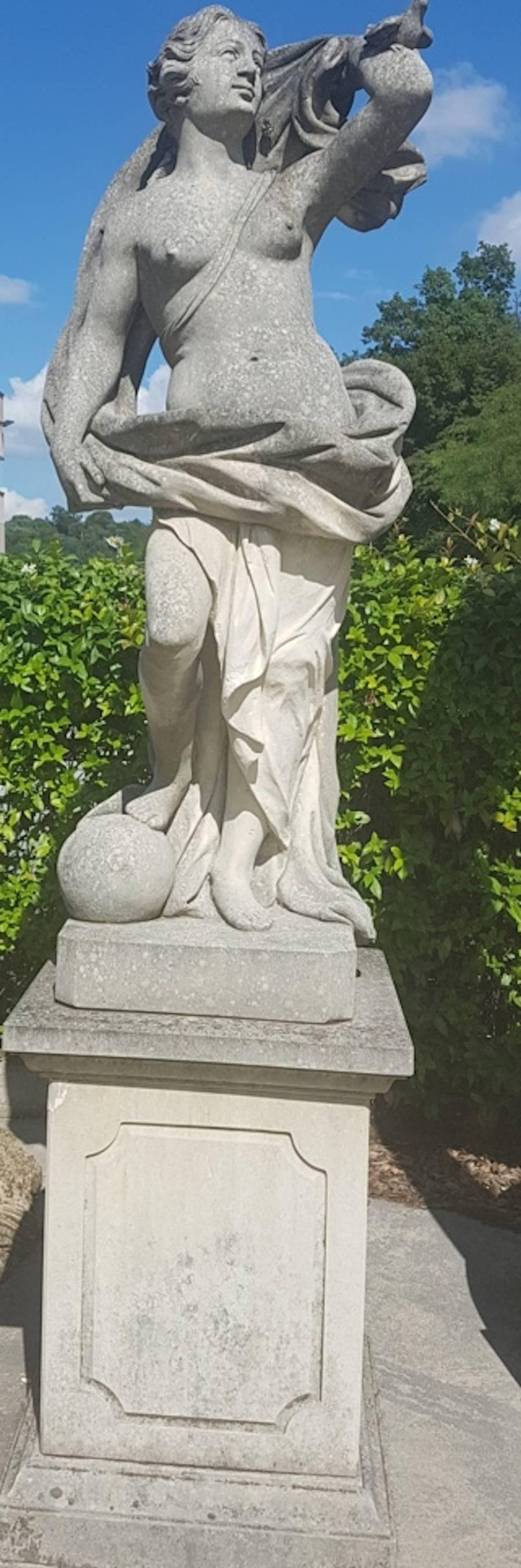 20ième siècle Deux sculptures de jardin italiennes en pierre représentant Apollo et une déesse romaine en vente