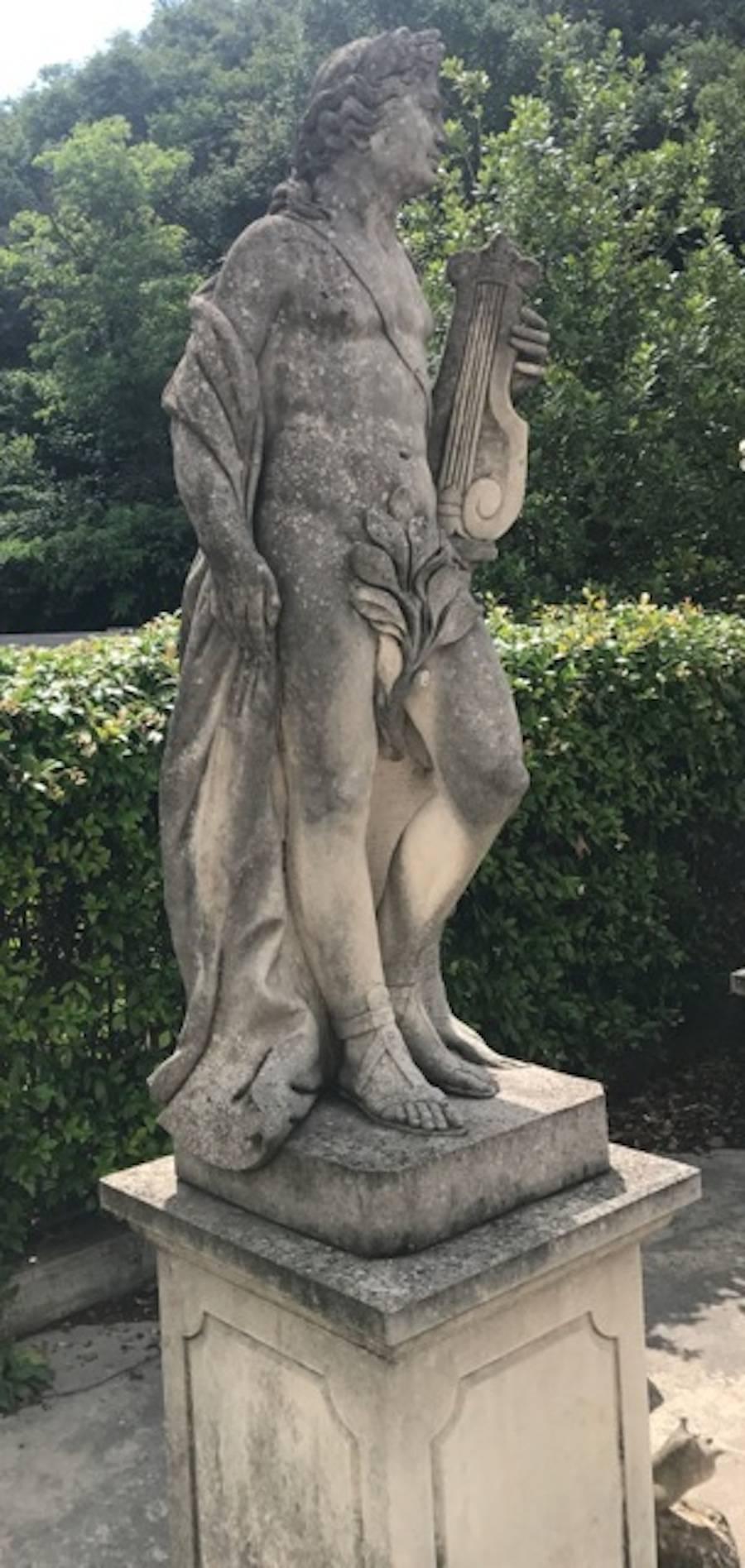 Deux sculptures de jardin italiennes en pierre représentant Apollo et une déesse romaine en vente 1