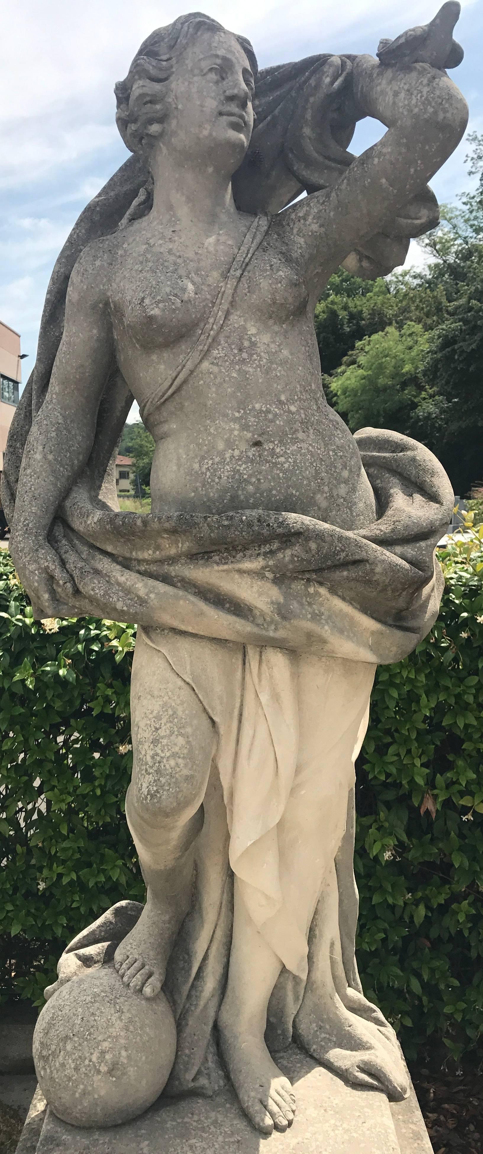 Deux sculptures de jardin italiennes en pierre représentant Apollo et une déesse romaine en vente 2