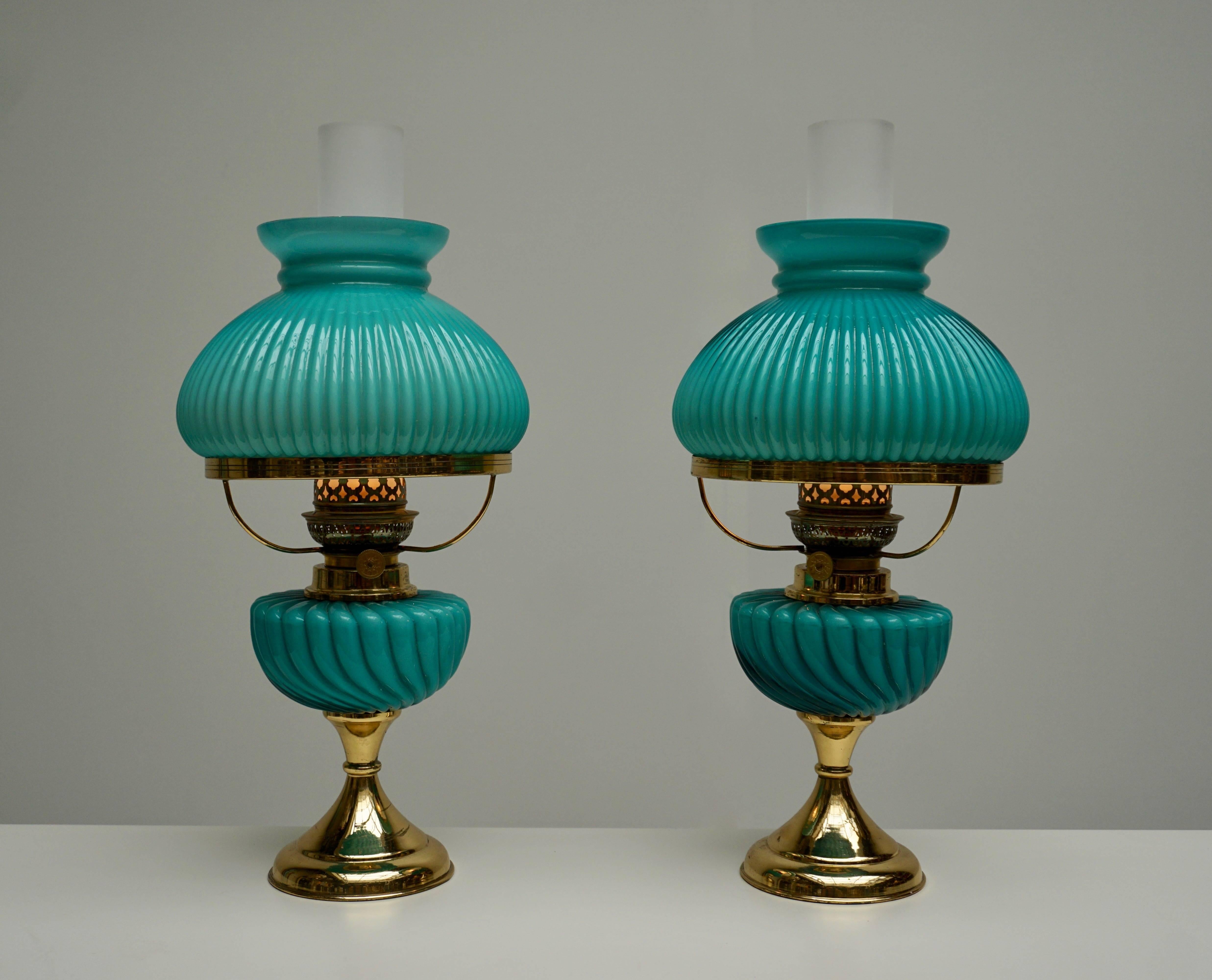 Deux lampes de table italiennes en verre de Murano.
Mesure : Diamètre 20 cm.
Hauteur de l'abat-jour en verre bleu 39 cm.
Une ampoule E14.