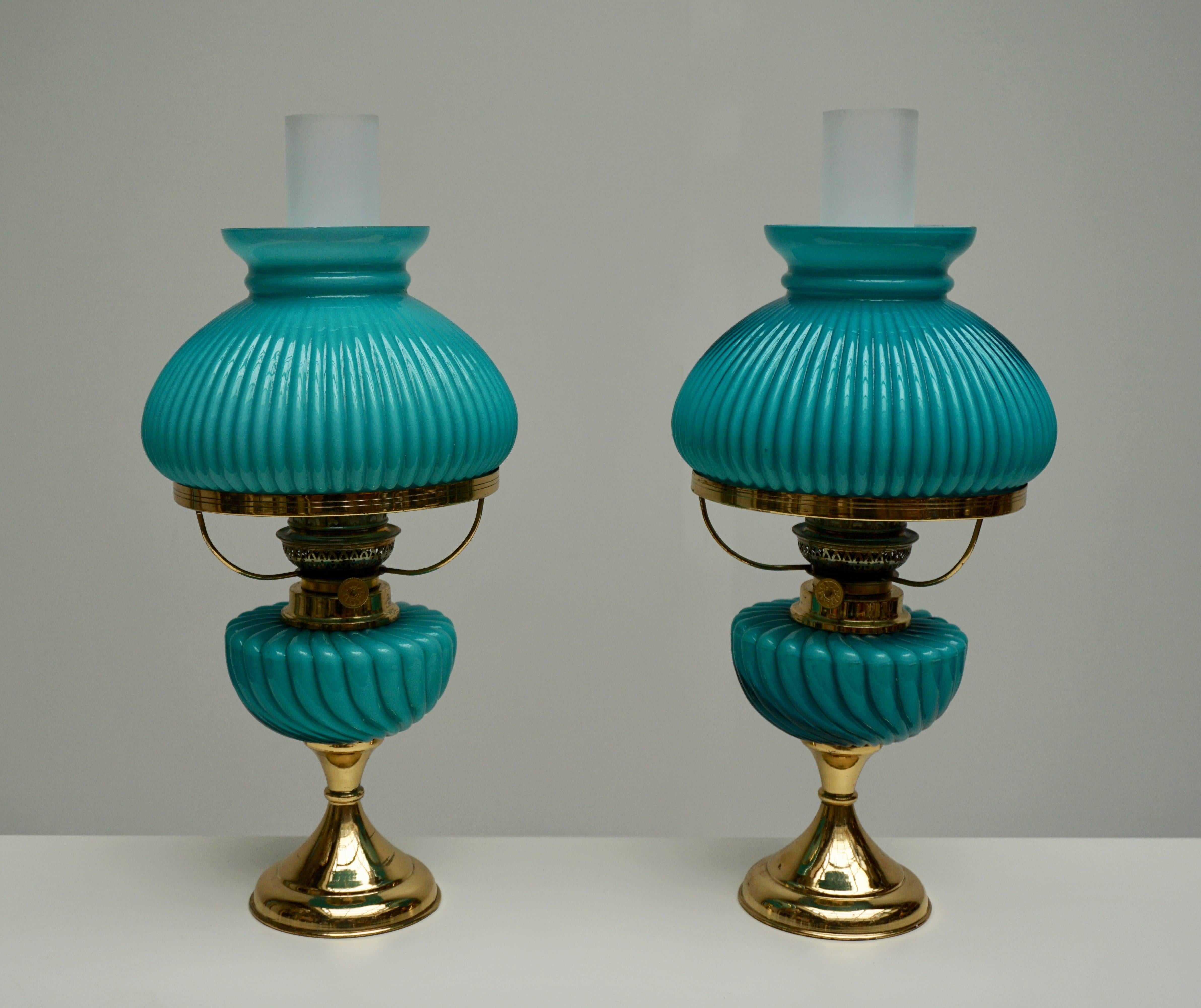 Mid-Century Modern Deux lampes de bureau italiennes en verre et laiton en vente